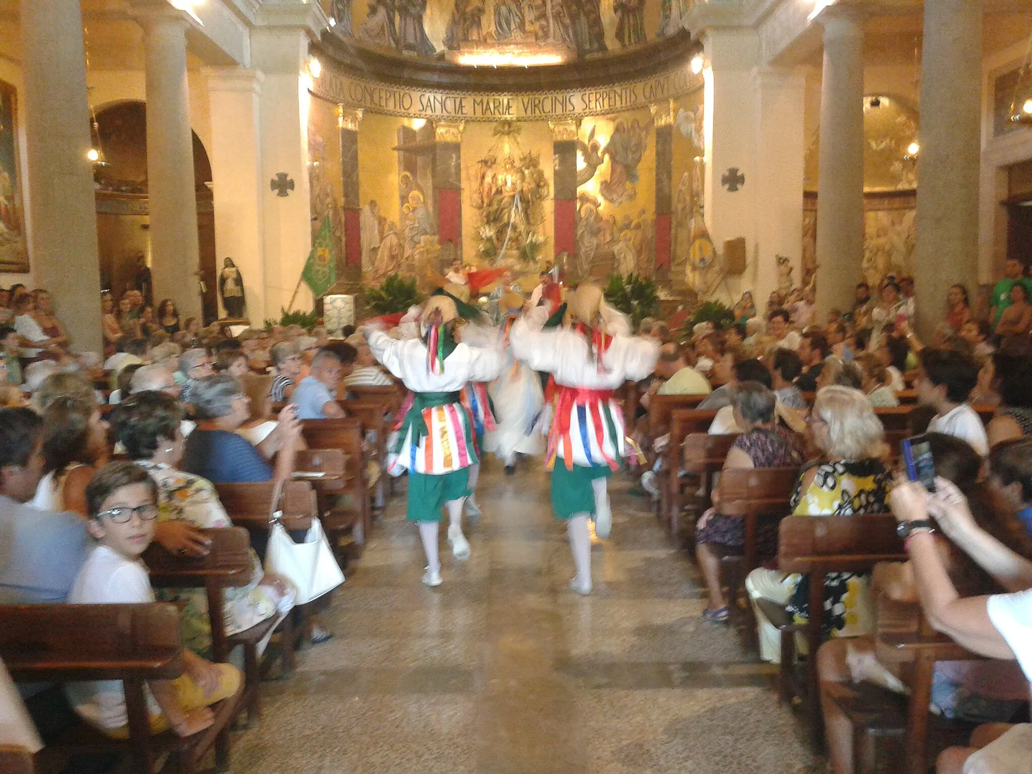 Photo showing: Cossiers de Son Sardina ballant dins l'Església (2007)