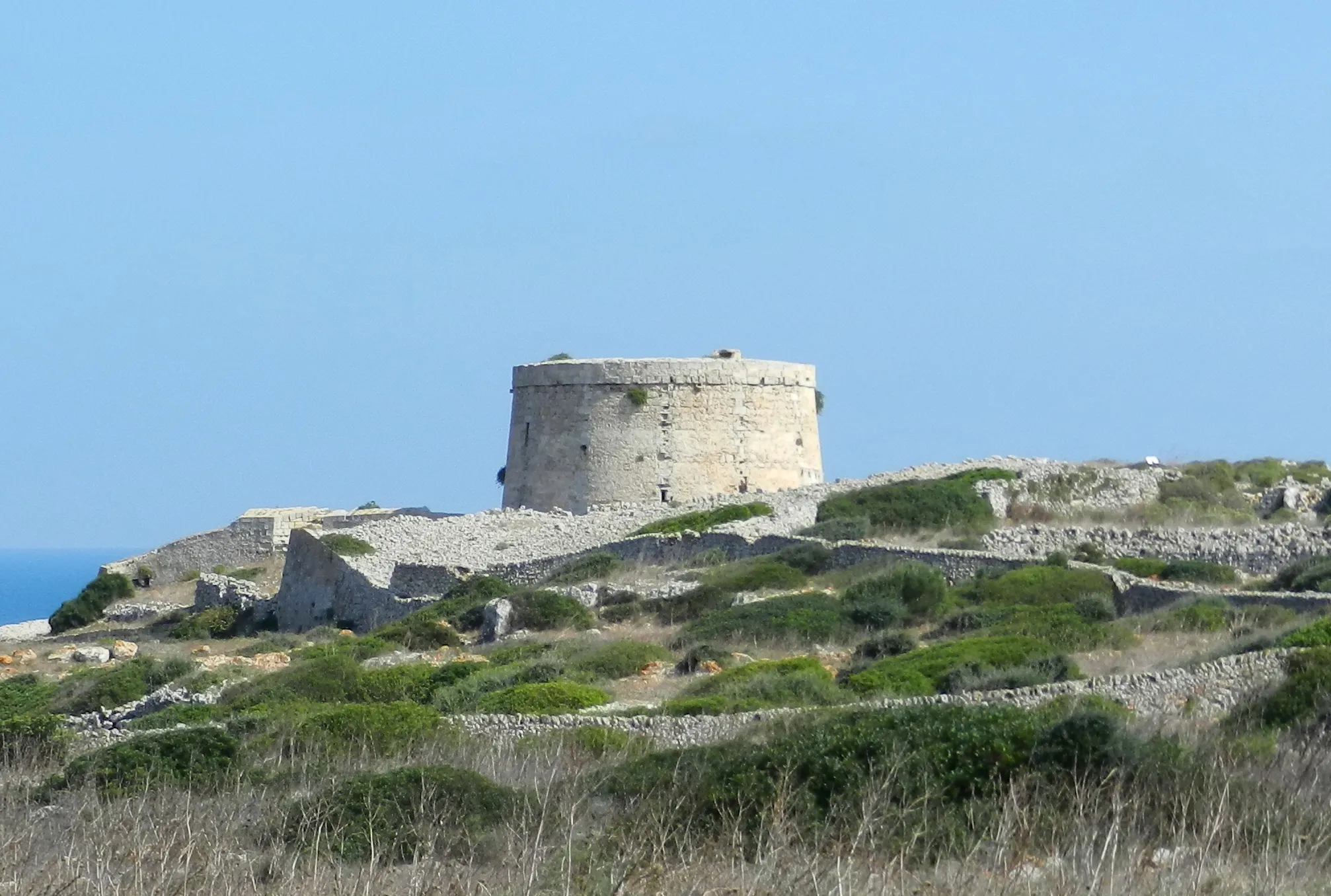 Photo showing: Coastal defense tower d'En Penjat, called Torre Stuart by the British at the time of their domination of Menorca. It was built by the British in 1789. It served to protect the entrance to the port of Mahon.
La torre de defensa costera d'En Penjat, llamada Torre Stuart por los británicos en la época de su dominación de Menorca. Fue construida por los ingleses en el año 1789. Servía para proteger la entrada del puerto de Mahón.

De kustverdedigingstoren En Penjat, door de Britten Stuart toren genoemd. Het werd in 1789 gebouwd door de Engelsen tijdens hun bezetting van Menorca. Het diende om de toegang tot de haven van Mahon te beschermen.