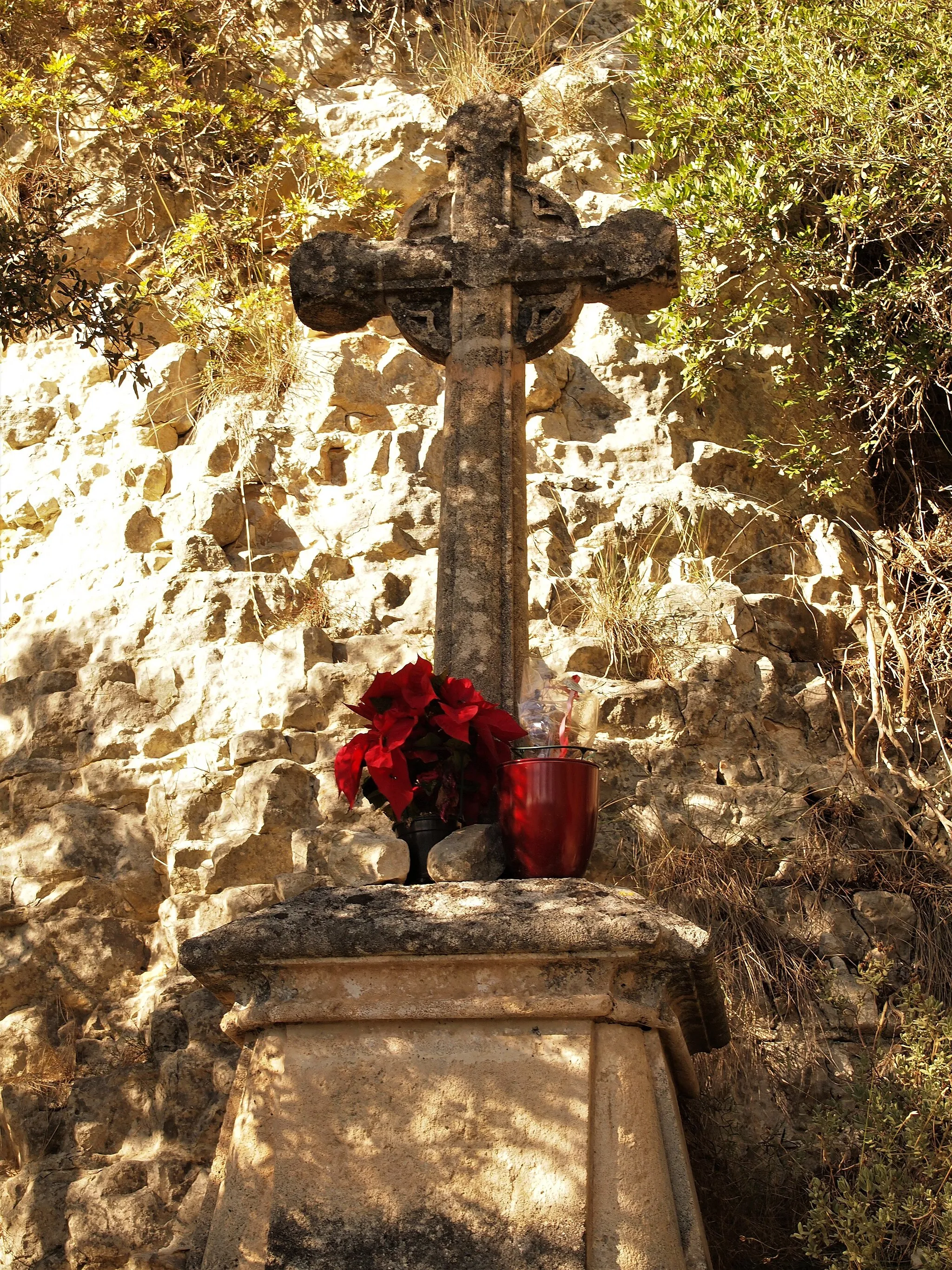 Photo showing: La Creu del camí de Gràcia és una creu de terme de Llucmajor, Mallorca, situada quasi al final del camí de Llucmajor al Santuari de Nostra Senyora de Gràcia. Fou bastida l'any 1910.