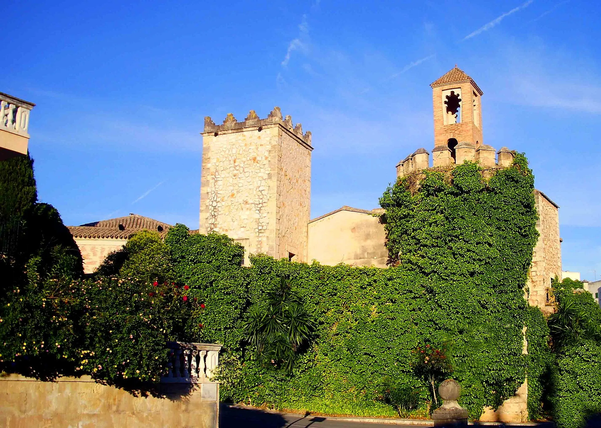 Photo showing: Palma de Mallorca: Torres en la muralla del Pueblo Español. La hiedra y la torre morisca.