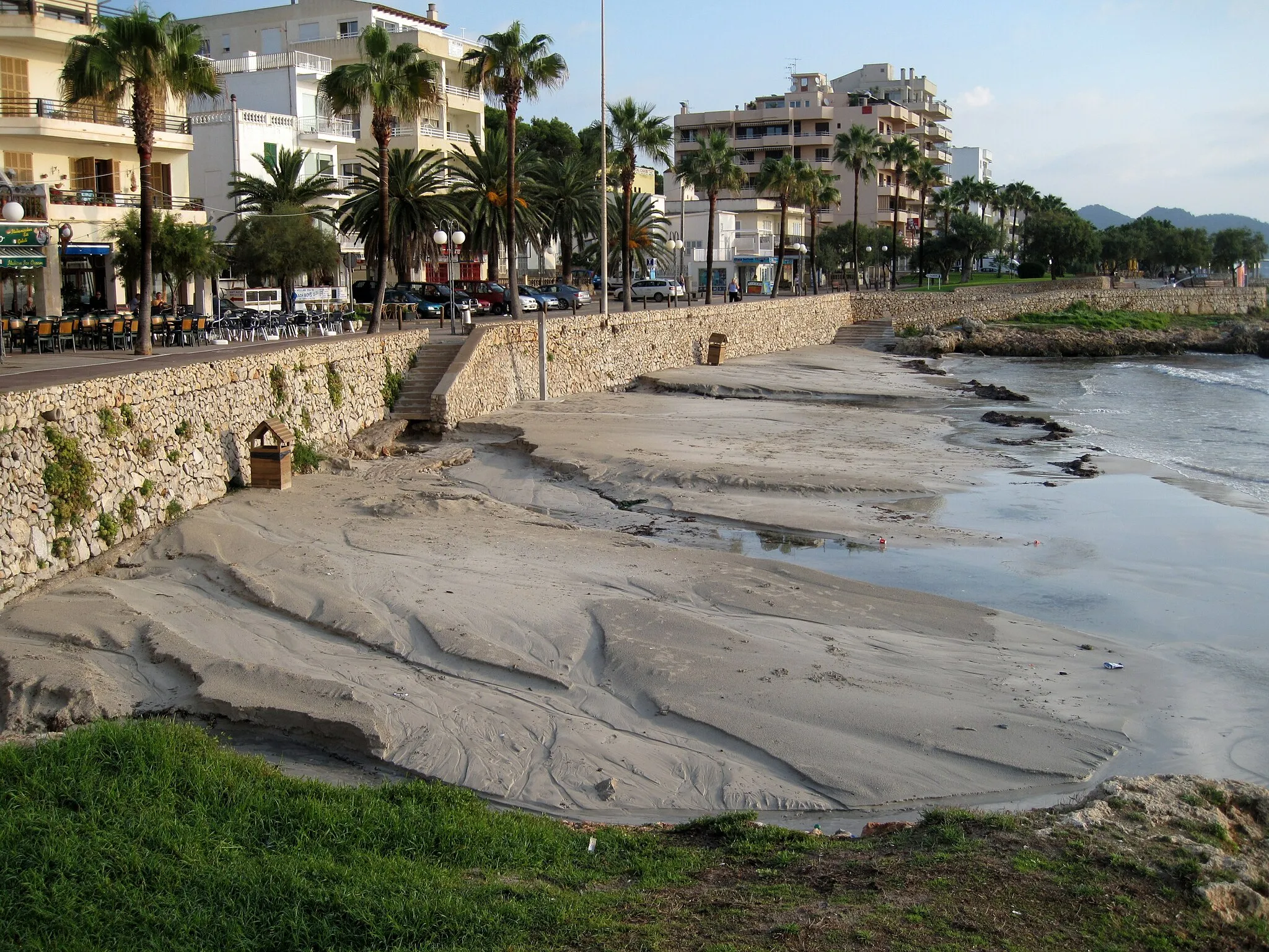 Photo showing: Kleiner Strand in Cala Millor (Arenal de Son Servera) nach starken Regenfällen, Gemeinde Son Servera, Mallorca, Spanien