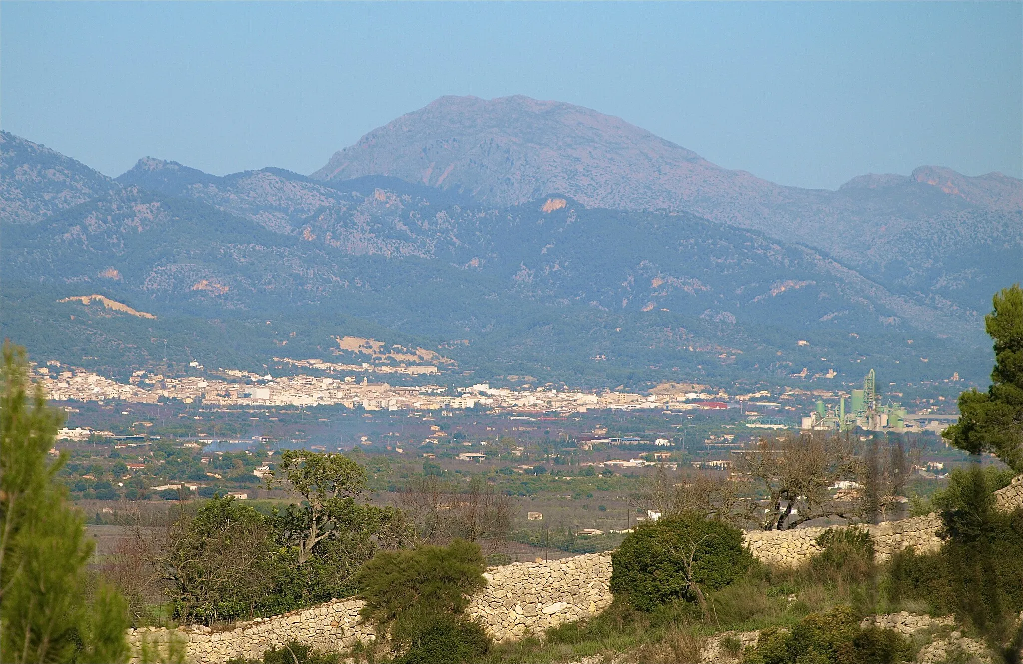 Photo showing: Lloseta village and Tomir mountain seen from Puig de Son Seguí,Santa Eugènia