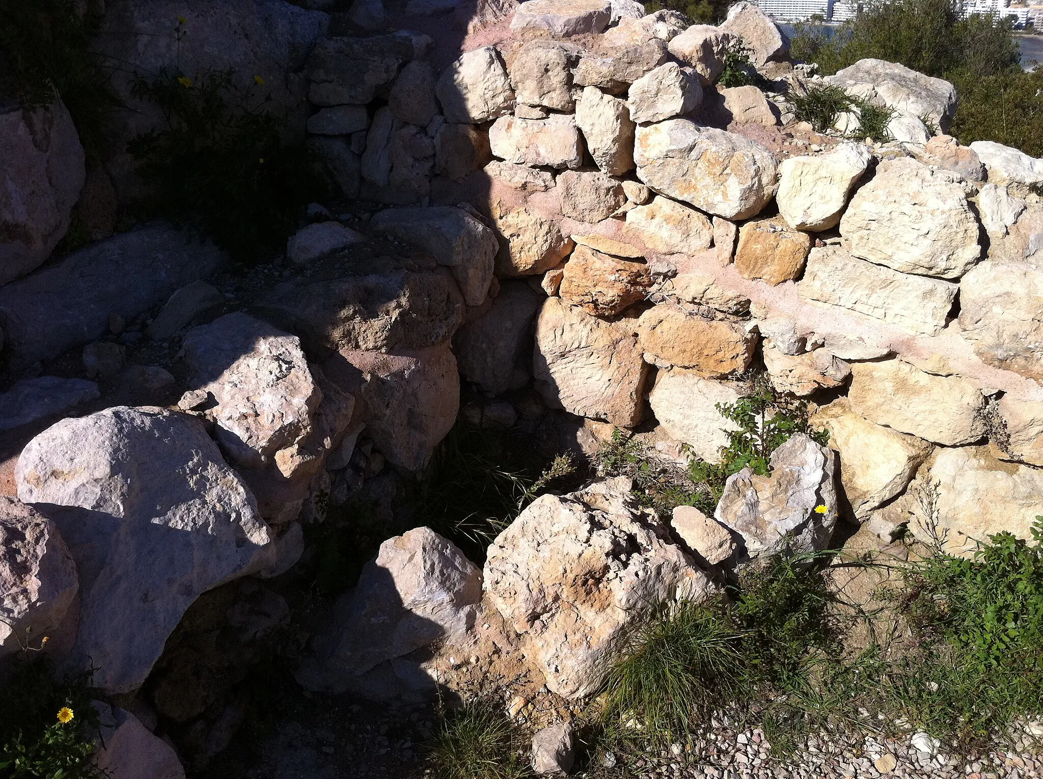 Photo showing: Llar almohade aferrada a la torre III del parc arqueològic Puig de sa Morisca (Santa Ponça, Calvià)