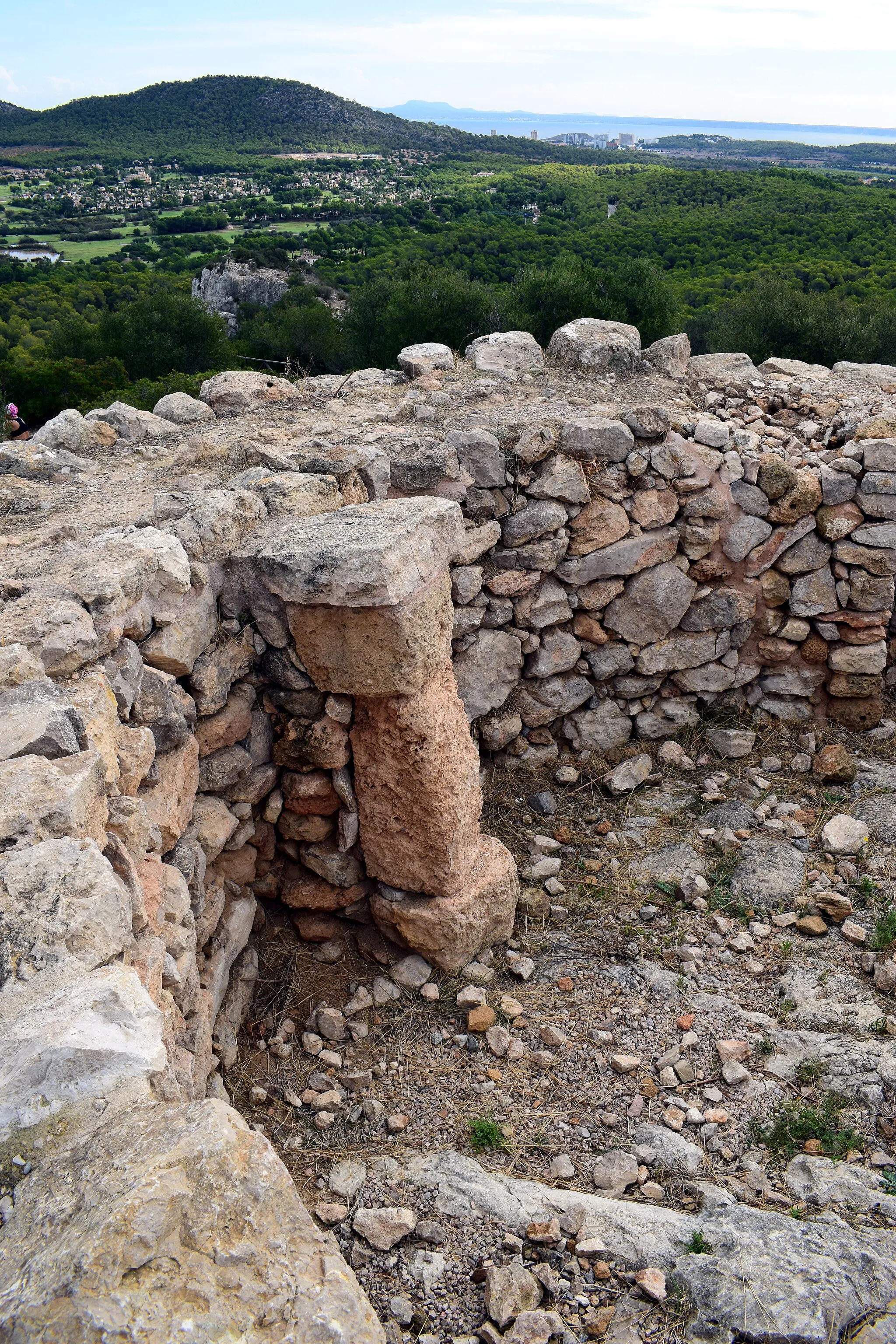 Photo showing: Blick in den Talayot (Turm 3) der prähistorischen Siedlung Puig de sa Morisca bei Santa Ponça, Gemeinde Calvia, Mallorca.