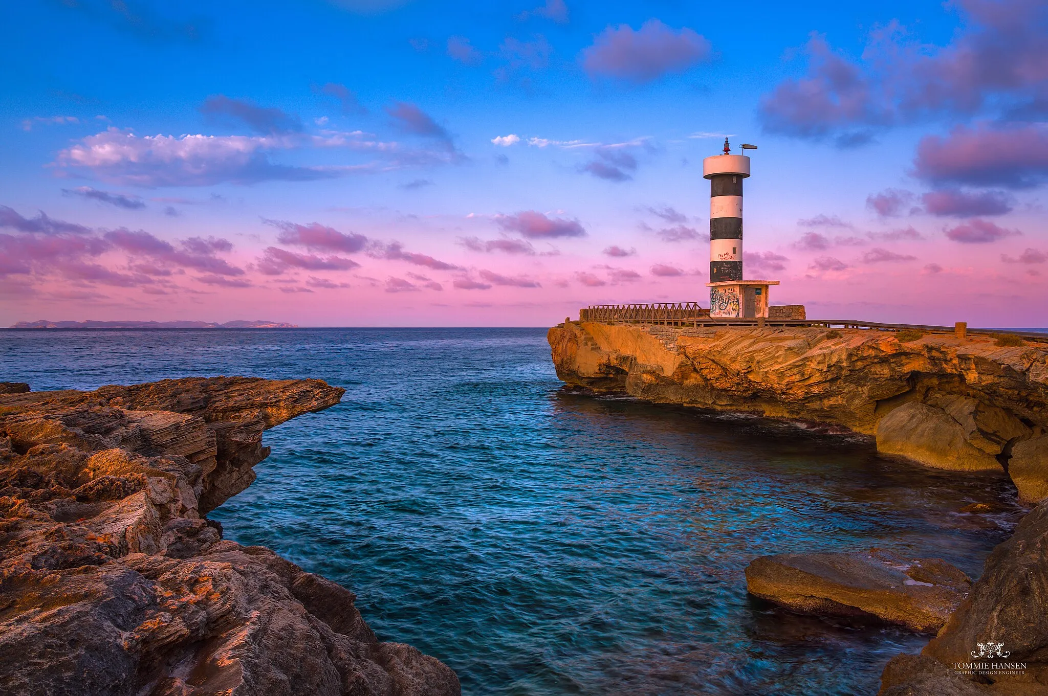 Photo showing: Sunrinse in a small cove in Colonia de Sant Jordi, Mallorca (Spain)