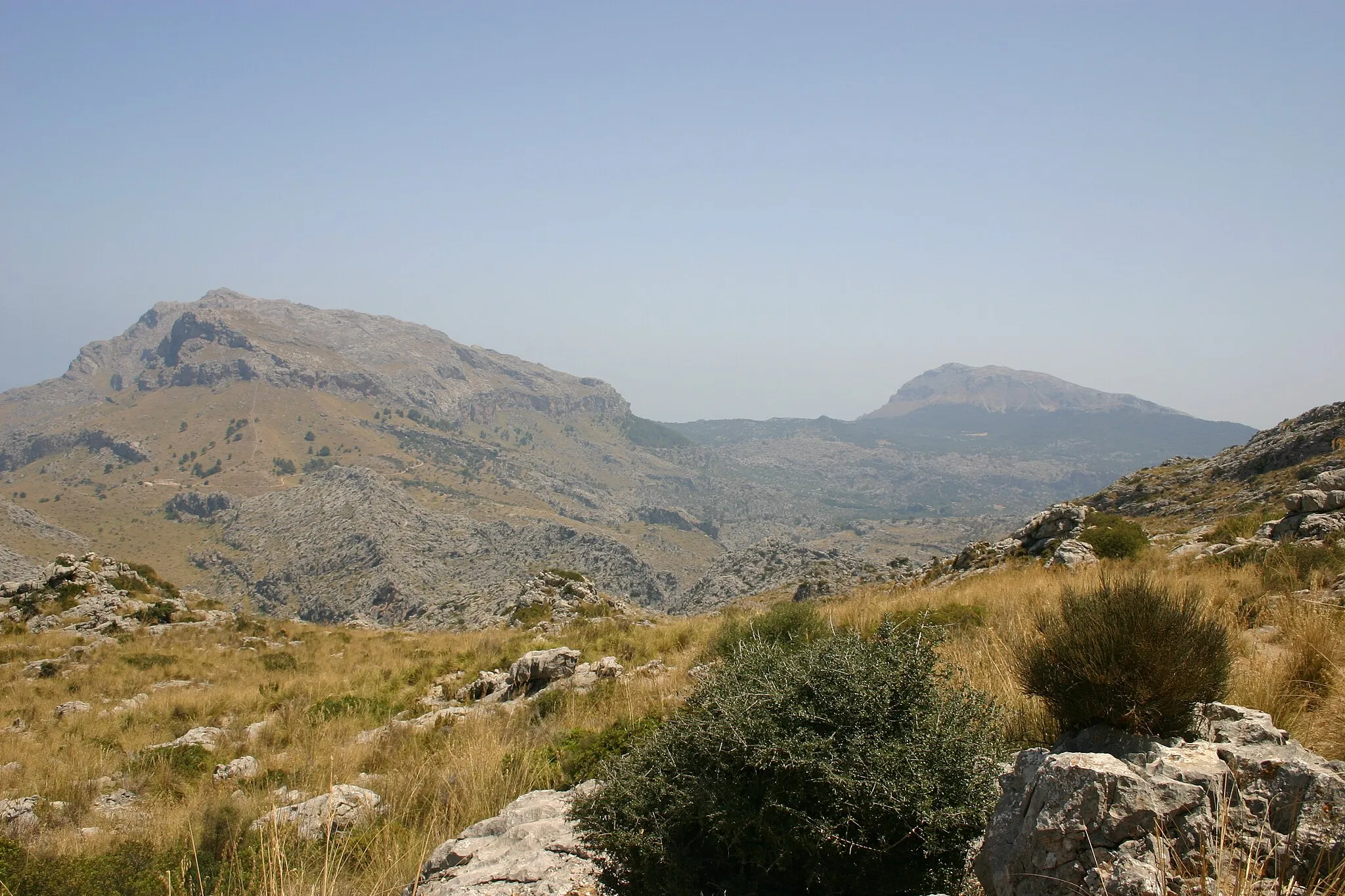 Photo showing: Östliche Aussicht in die Berge am „Mirador Nuu sa Corbata“ (Mallorca), dem Rast- und Aussichtspunkt am „Krawattenknoten“ der Serpentine nach Sa Calobra.