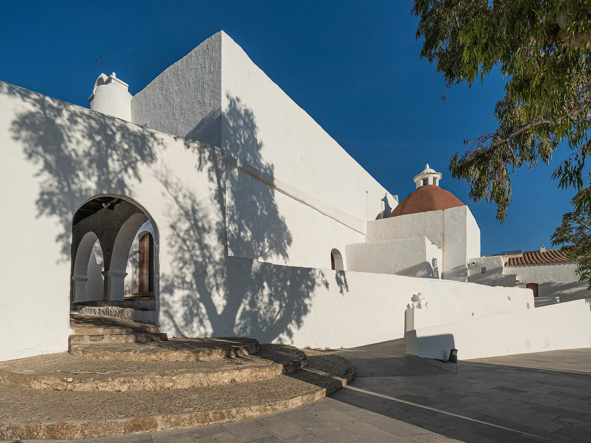 Photo showing: Church hill with church building (Puig de Missa) in Santa Eulària des Riu, Ibiza, Spain