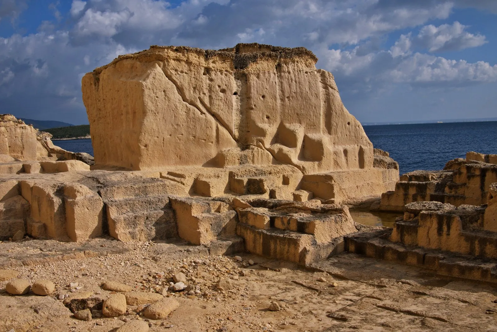 Photo showing: Antiga pedrera de mares prop de Cala Vinyes, a Calvià. D'aquí s'extreia pedra per fer la Seu de Palma.