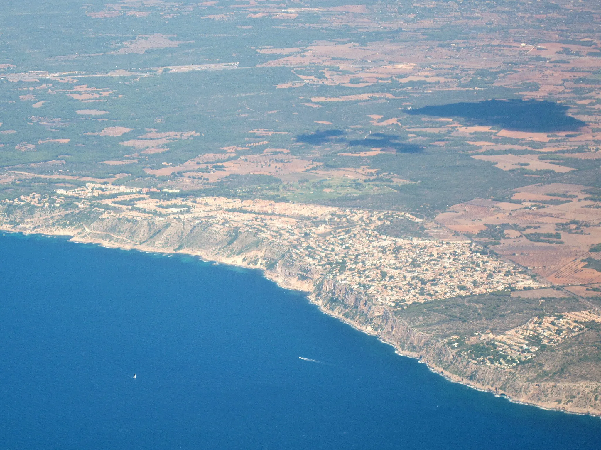 Photo showing: Luftbild der Küste von Badia Gran in der Gemeinde Llucmajor, Mallorca, Spanien