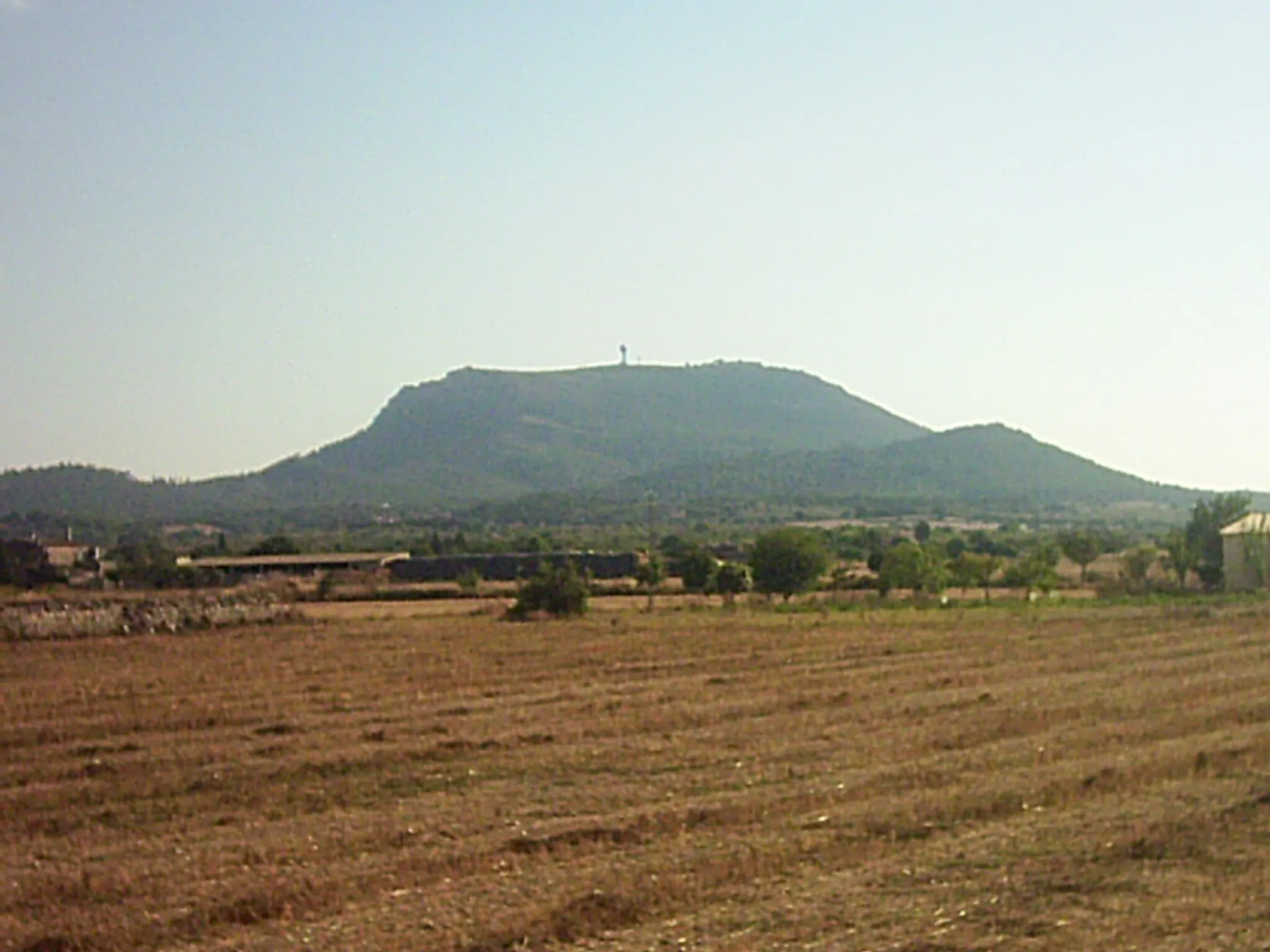 Photo showing: En primer pla el Puig d'en Bord i a darrere el Puig de Randa.