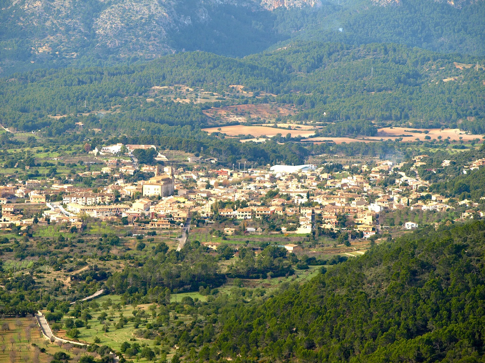 Photo showing: Calvià village sight from "Mirador de n'Alçamora" point