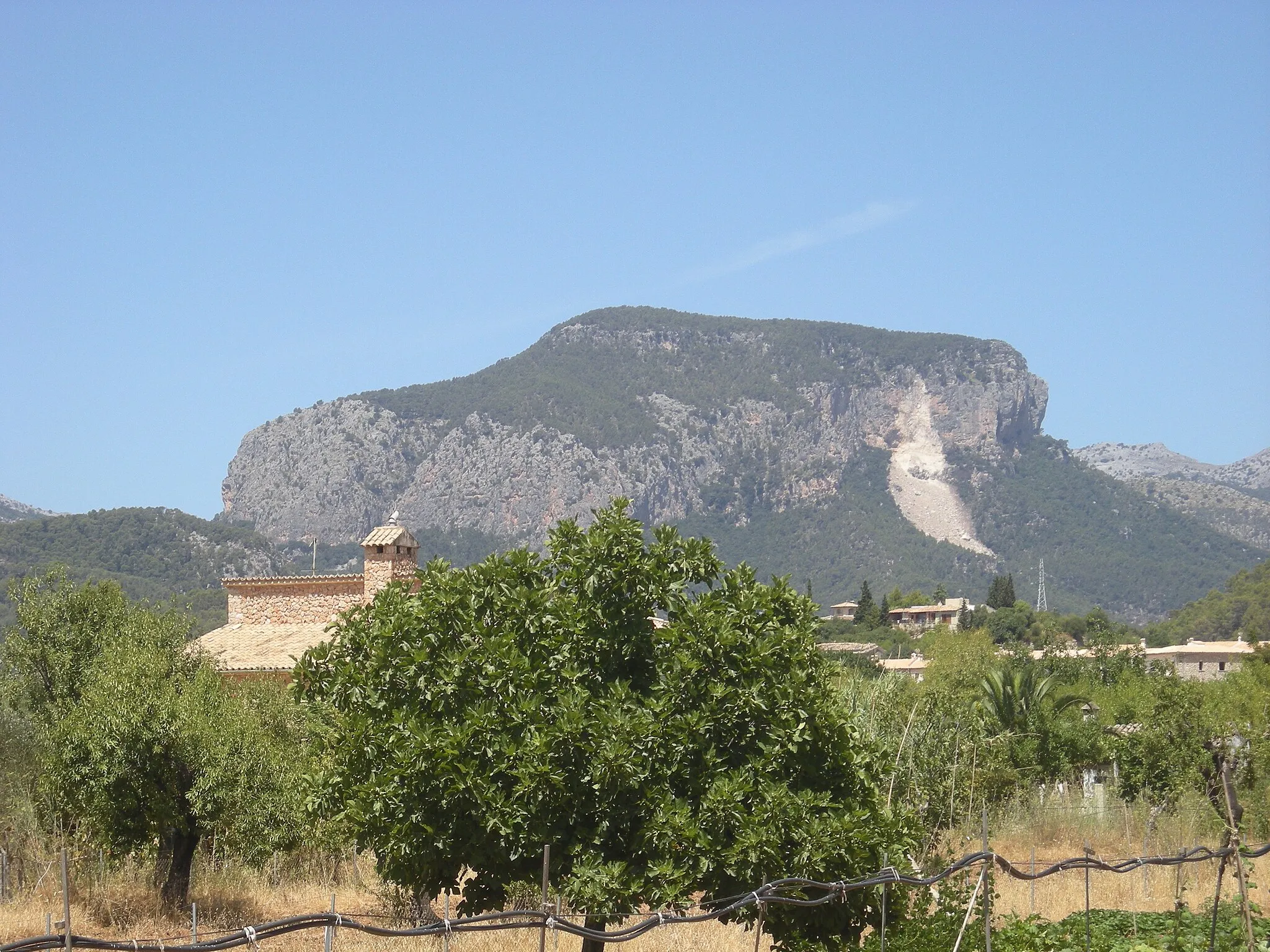 Photo showing: Desprendiment al Puig d'Alcadena. Foto des de la possessió de Son Cocó. Detall.