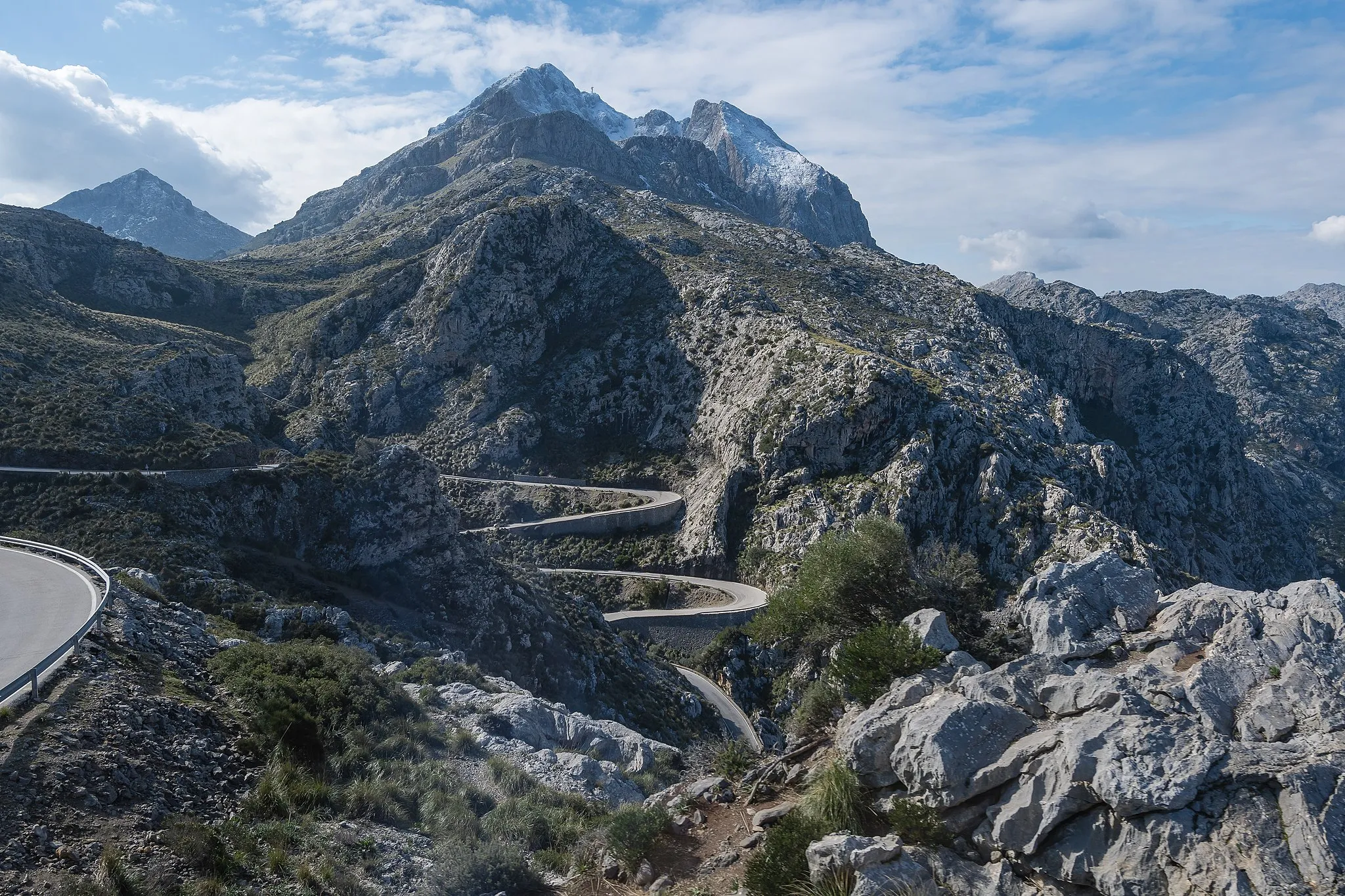 Photo showing: Puig Major is the highest mountain on the Balearic island of Mallorca with an elevation of 1,445 m a.s.l. Alongside the northeast flank of this mountain the street MA-2141 leads to the village Sa Calobra.