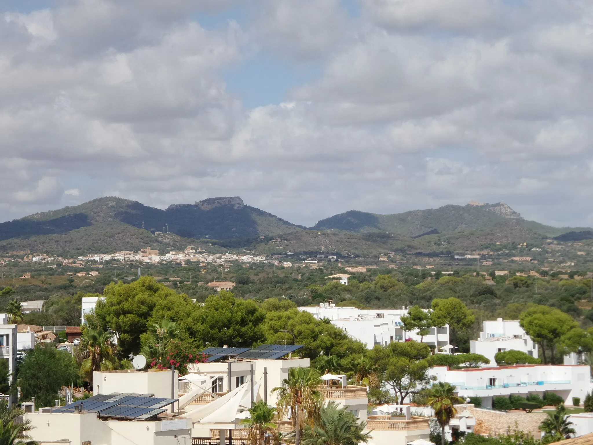 Photo showing: S’Horta (Township) with Puig de sa Talaia (mountain, left, with antenna)