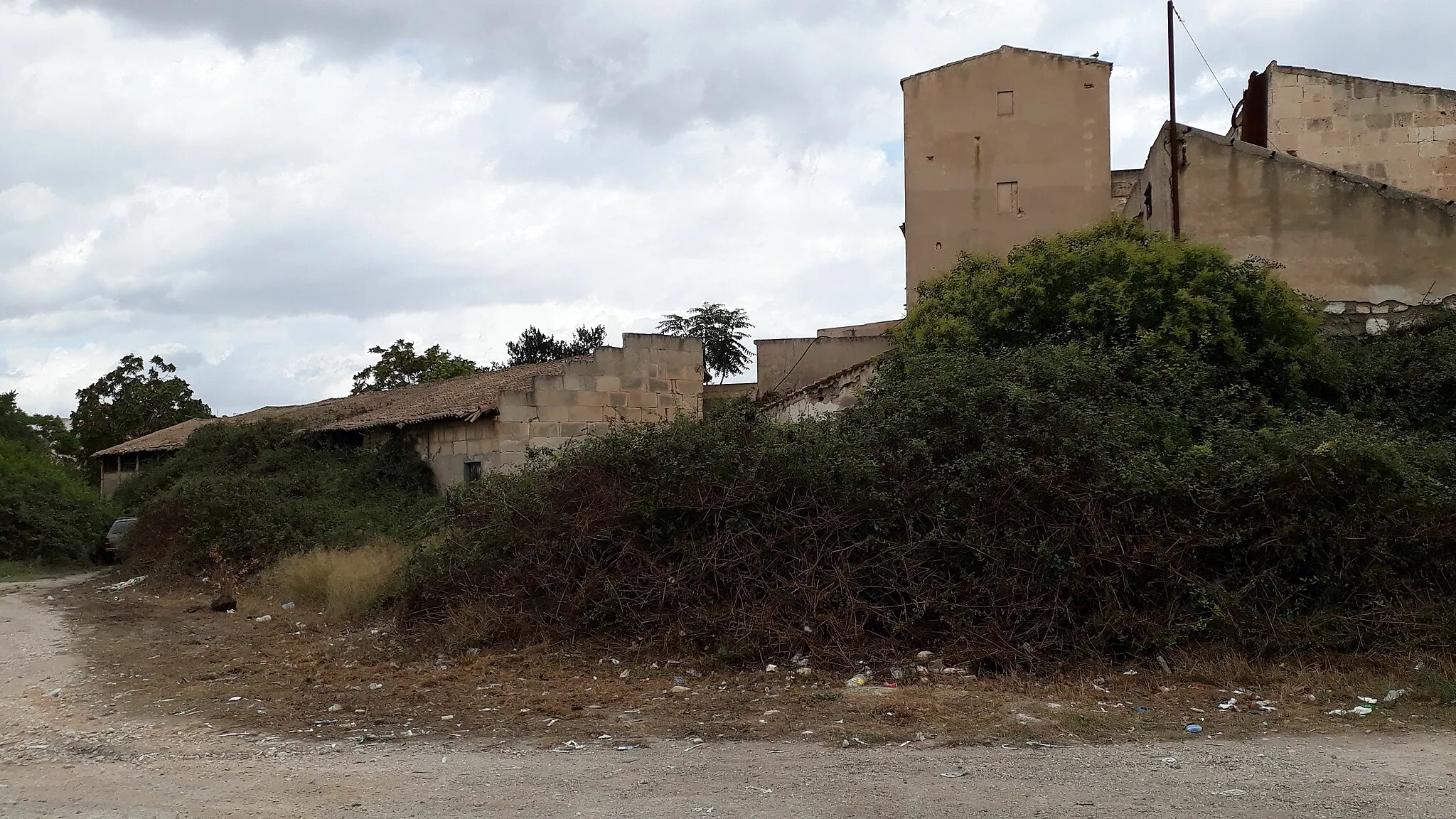 Photo showing: Verfallenes Haus in der Nähe der Celler Genossenschaft in Fellanitx, Mallorca.