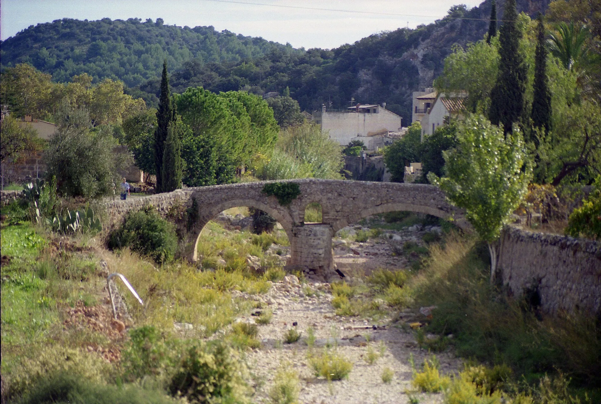 Photo showing: The old roman bridge which crosses a torrent surrounding Pollensa on Mallorca. Viewed in 1999.

Film: Kodak Gold.