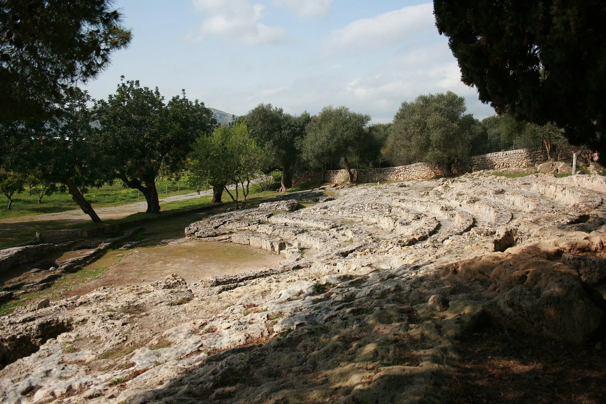 Photo showing: Ancient Roman theater in Pol·lèntia, an archaeological site in Alcúdia, Mallorca, Spain