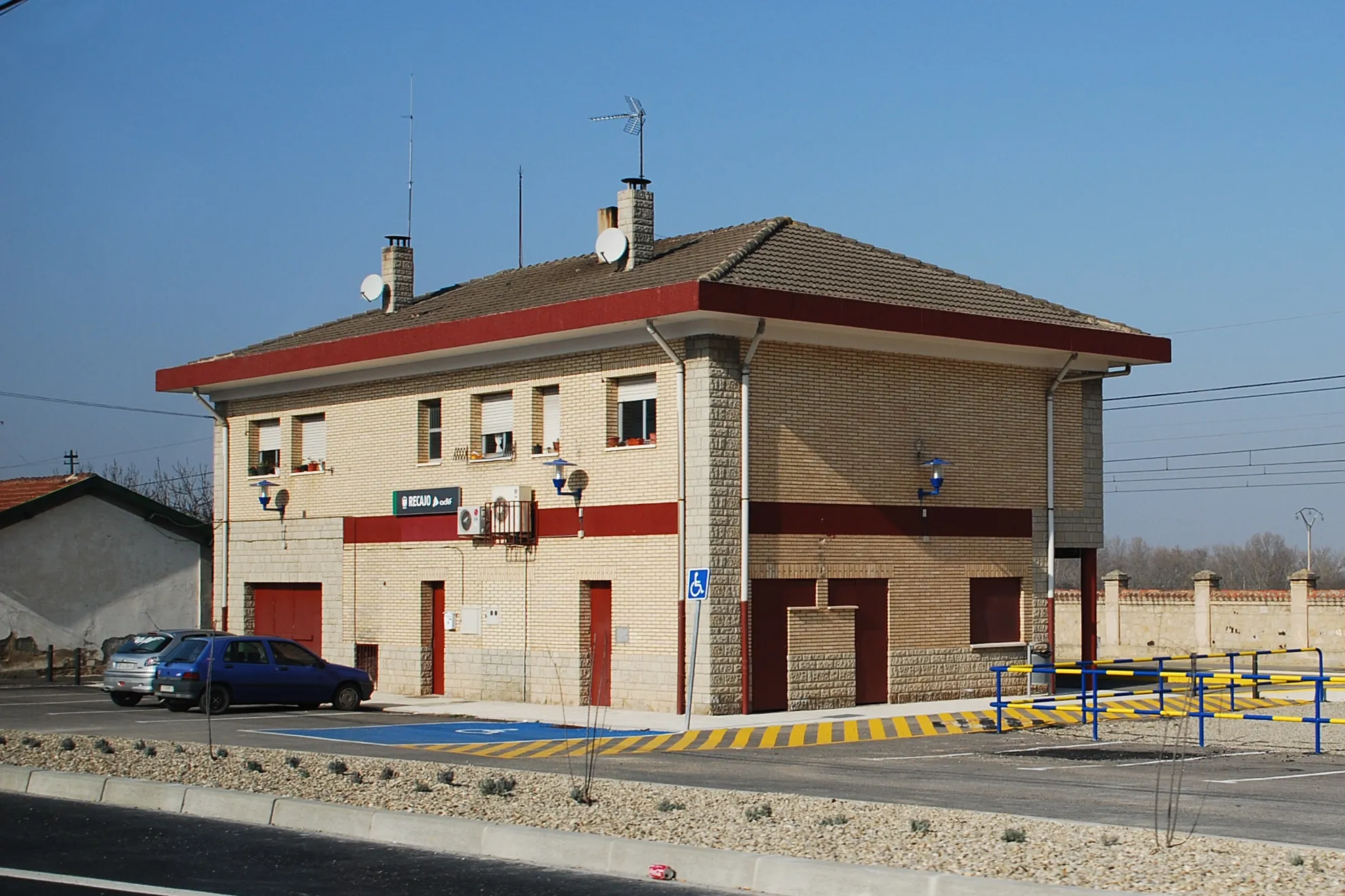 Photo showing: Estación de Recajo, en la localidad de Agoncillo, en La Rioja (España).