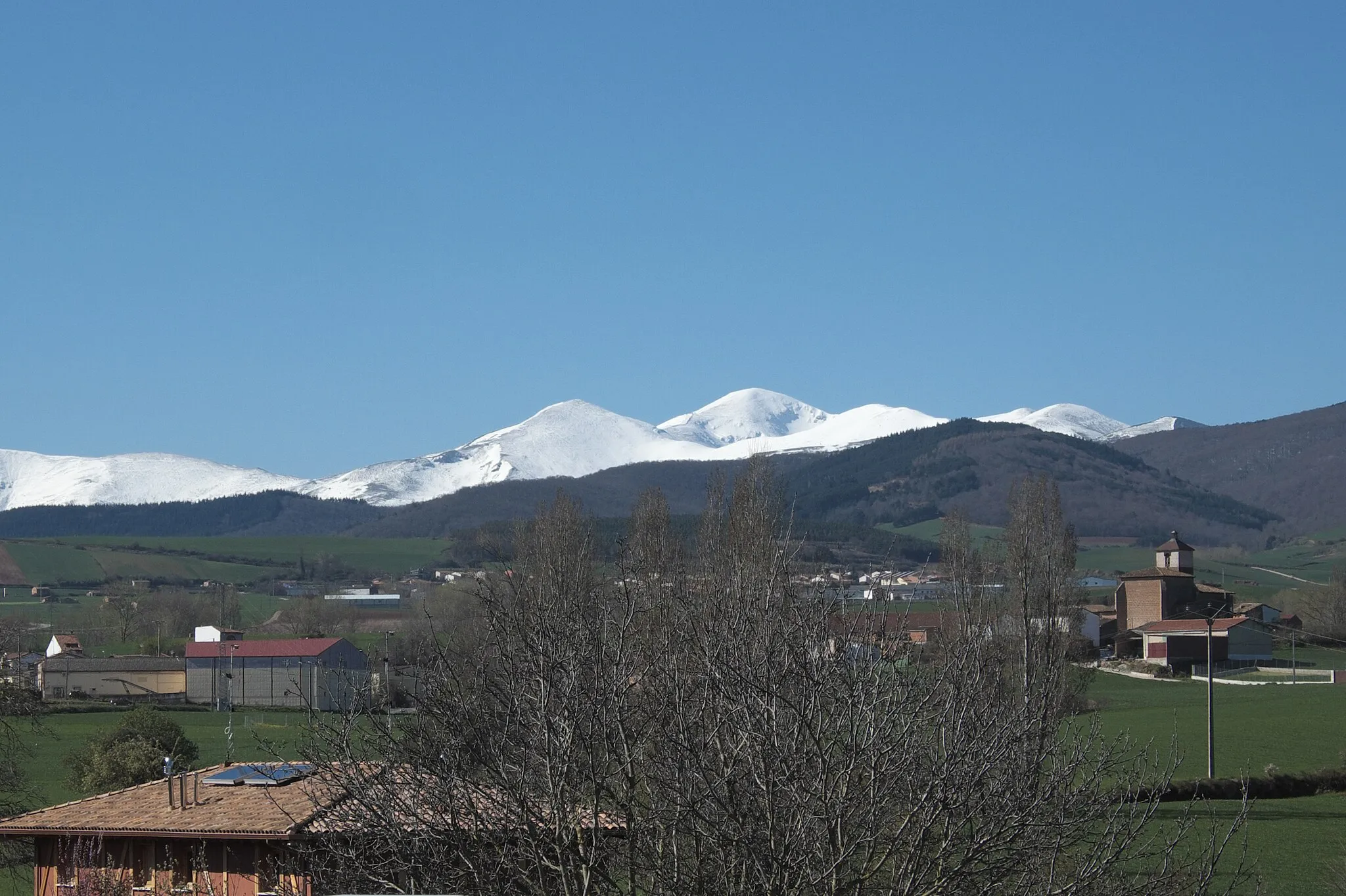 Photo showing: Canillas de Río Tuerto in der spanischen autonomen Gemeinschaft La Rioja, Blick auf Cañas und die Pfarrkirche Santa María de la Asunción (Mariä Himmelfahrt) (rechts)