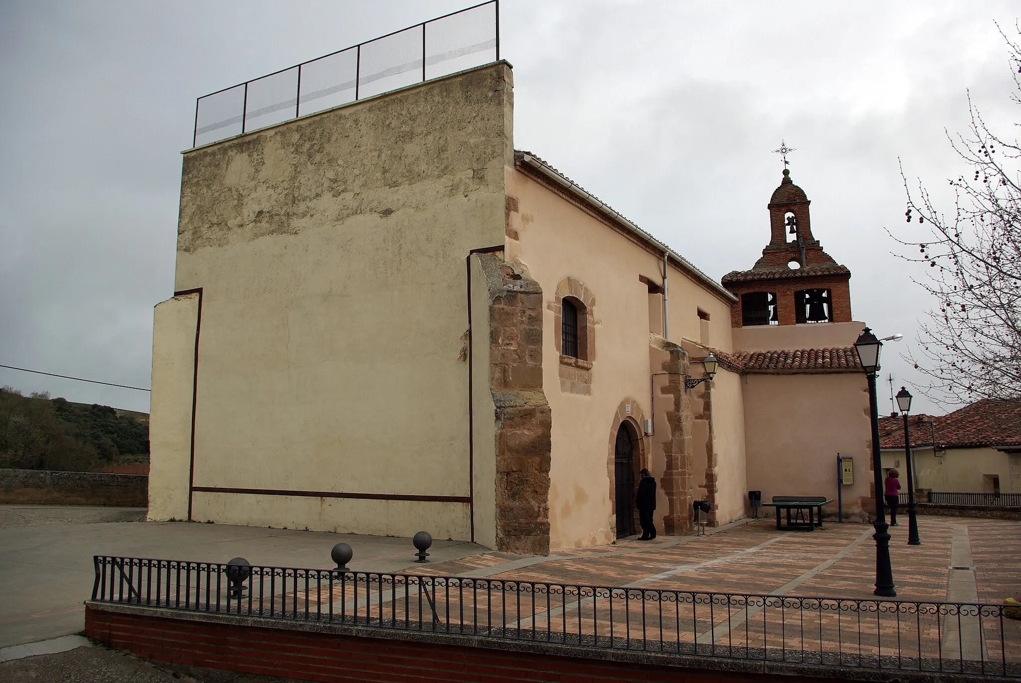 Photo showing: Fronton (court) and church of Our Lady of Concepción in Villarejo (La Rioja, Spain)