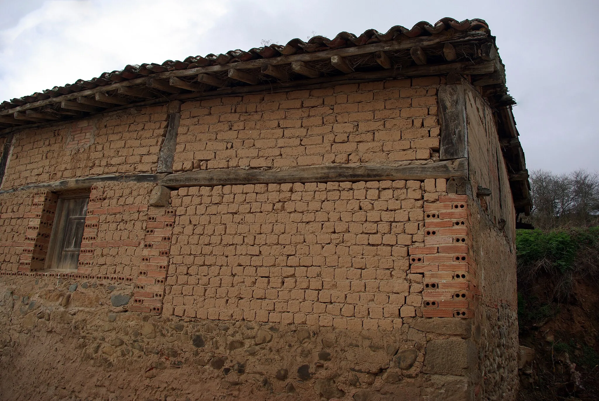 Photo showing: Adobe house in Villarejo (La Rioja, Spain)