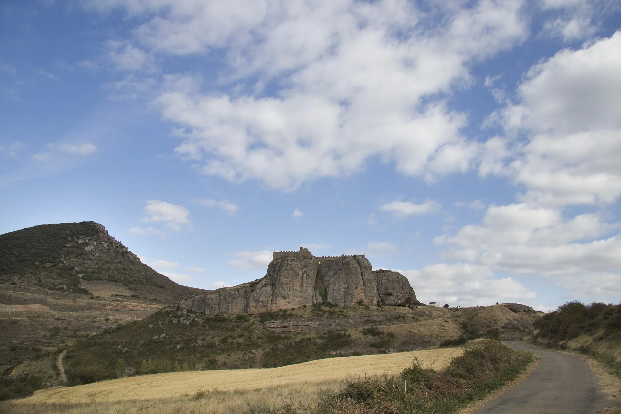 Photo showing: Arab style castle located in Clavijo, La Rioja, Spain. The castle was builded before X century and the walls in  XII to XIII centuries.