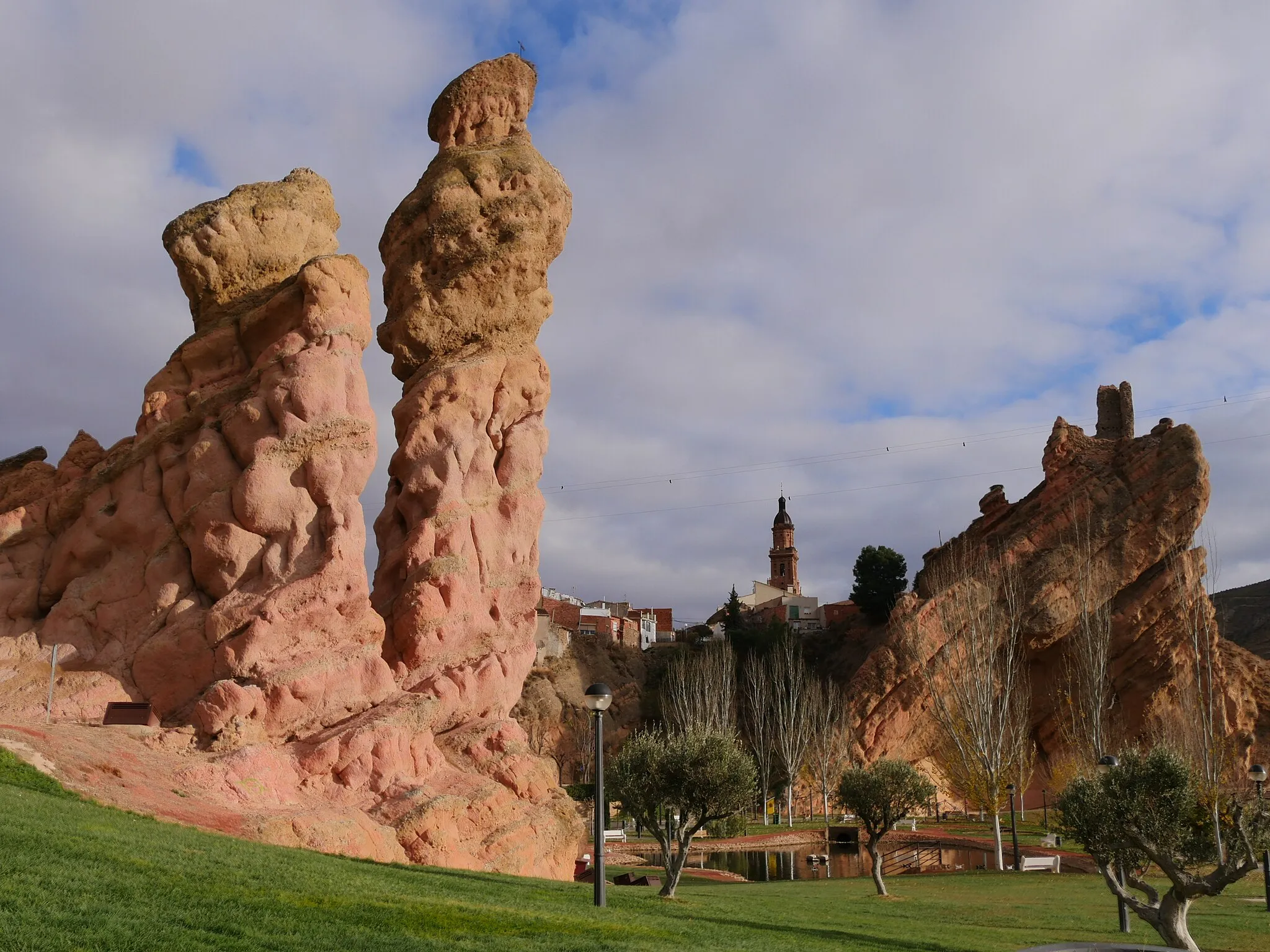 Photo showing: Autol, village in La Rioja, Spain. On the left, Picuezo and picueza rock formation; on the center, the village, with the Church of San Adrián y Santa Natalia; on the right, the ruins of the caste of Autol.