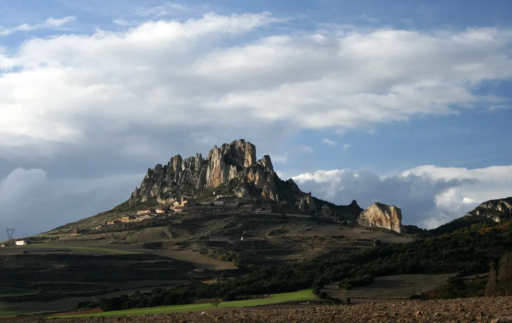 Photo showing: Cellorigo in the region of La Rioja, Spain with view to the natural monument of Peñas de Cellorigo.