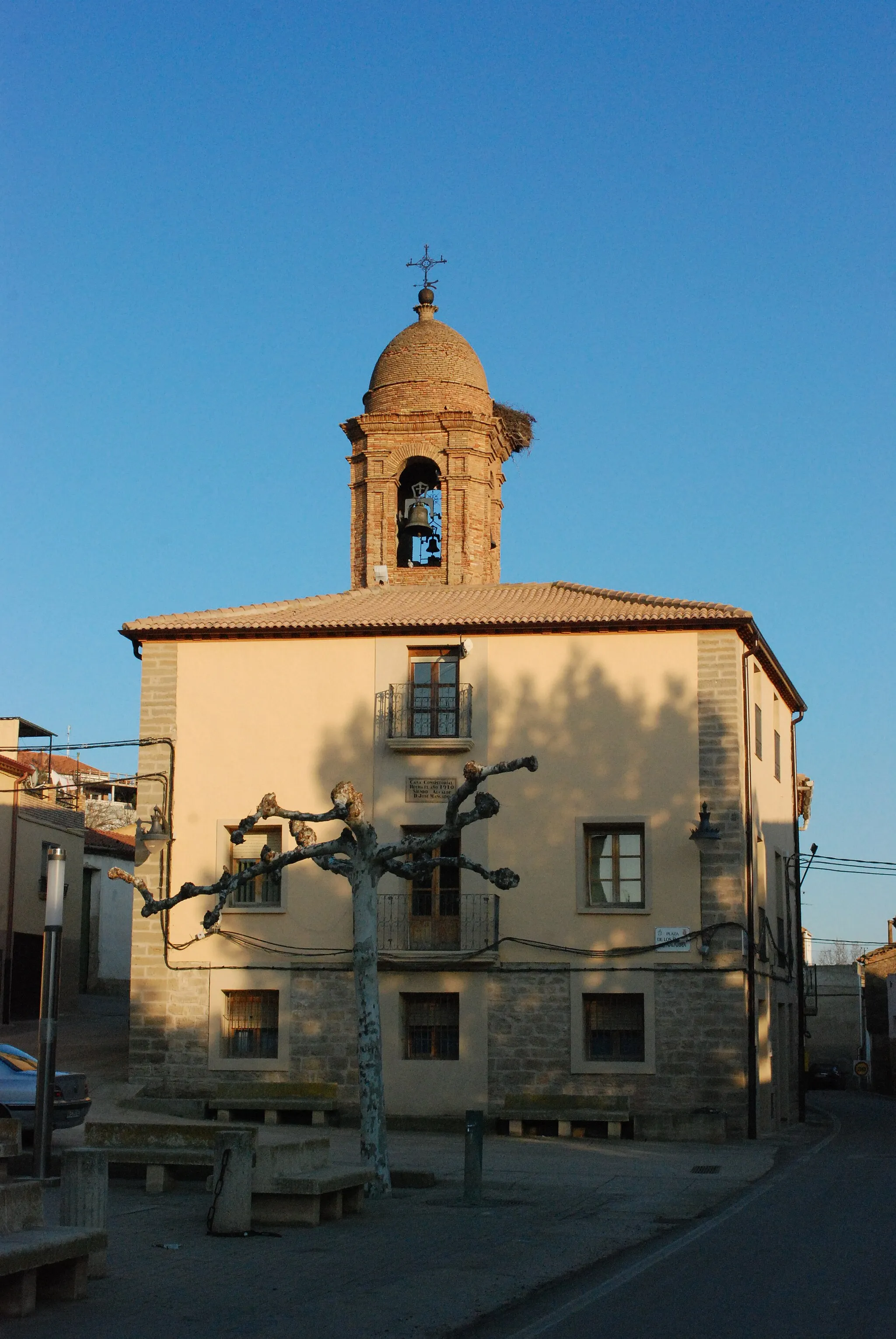 Photo showing: Fachada del Ayuntamiento y torre de la iglesia