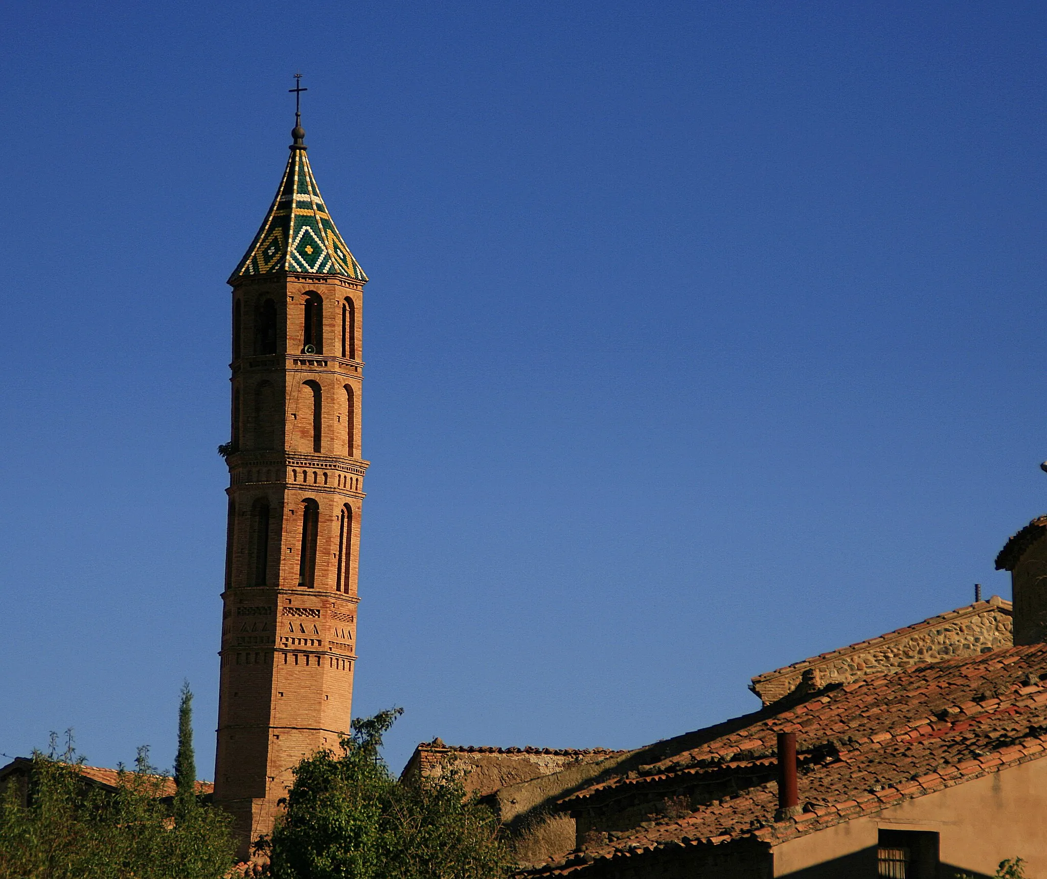 Photo showing: .La iglesia parroquial está dedicada a San Martín, y se construyó en el S. XVII.
Adosada a la cabecera de la iglesia de San Martín de Tours, antigua mezquita mudéjar de Torrellas, la torre de cinco cuerpos presenta estructura de alminar con machón central cilíndrico y abovedamiento helicoidal de ladrillo en saledizo.

Al exterior carece de contrafuertes y se ornamenta con ladrillo resaltado combinando arcos de medio punto, doblados y cegados, con frisos en zig-zag y banda de esquinillas al tresbolillo.