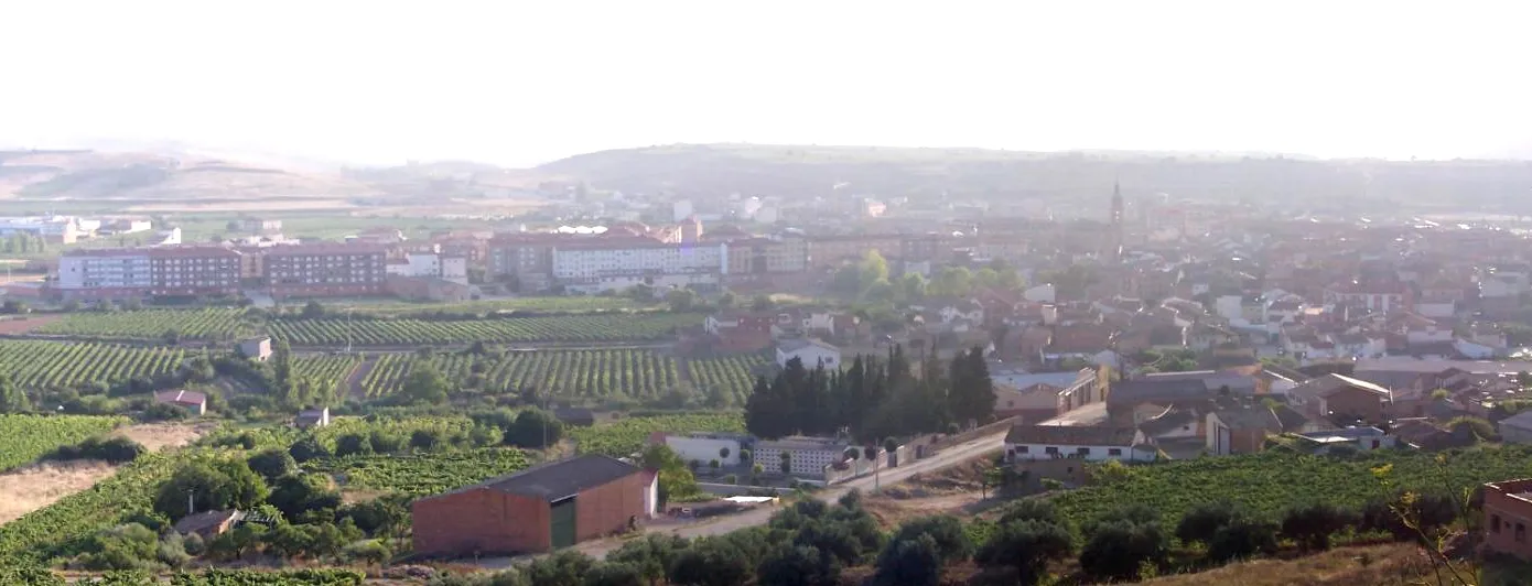 Photo showing: Son dos fotos unidas de Fuenmayor desde el camino viejo a Logroño.