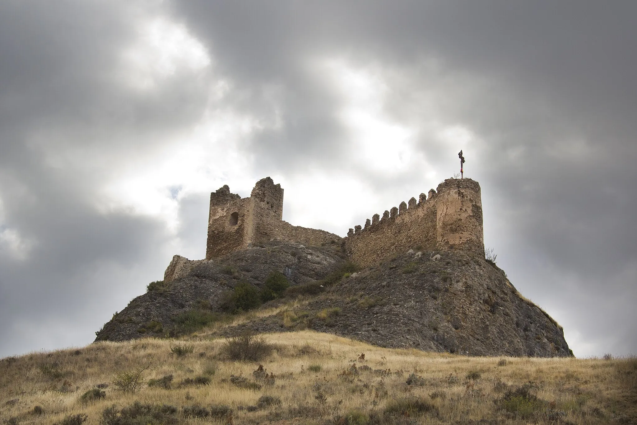 Photo showing: Arab style castle located in Clavijo, La Rioja, Spain. The castle was builded before X century and the walls in  XII to XIII centuries.