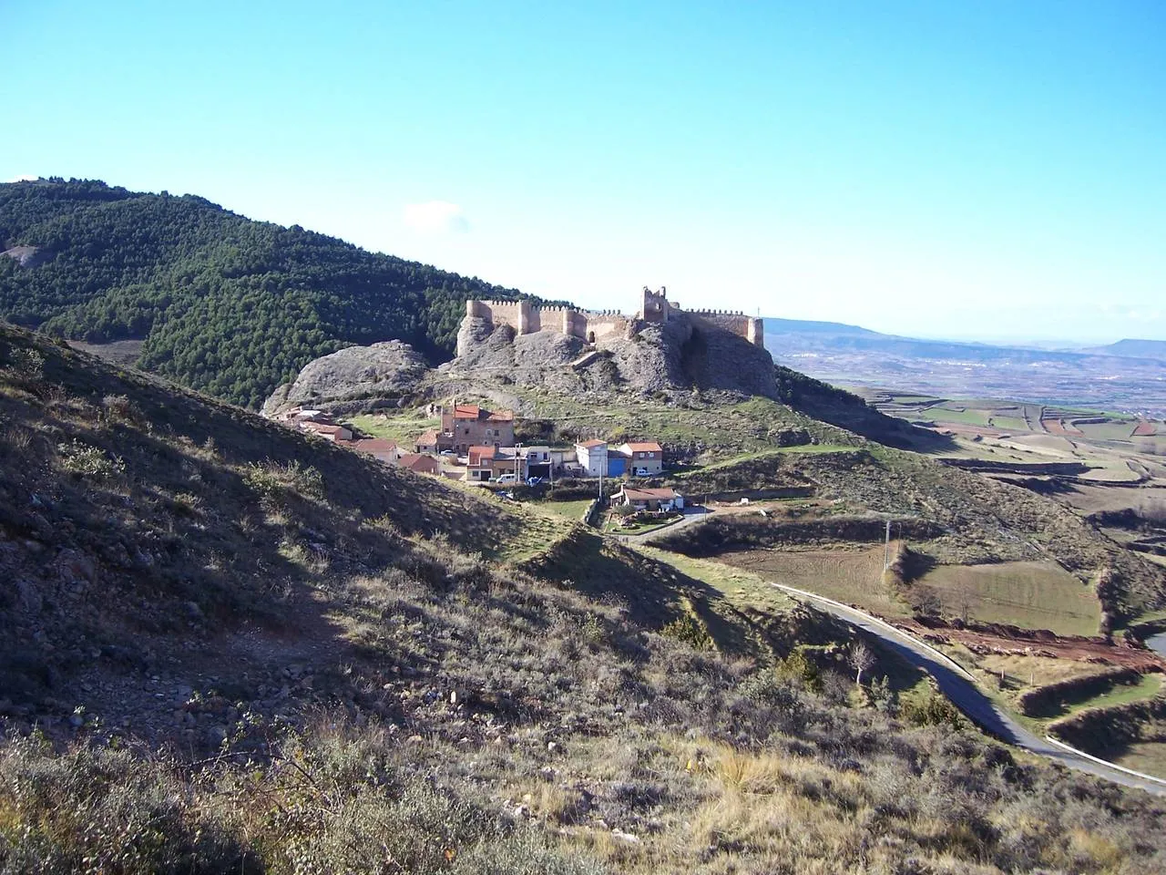 Photo showing: Vista del pueblo de Clavijo y su Castillo