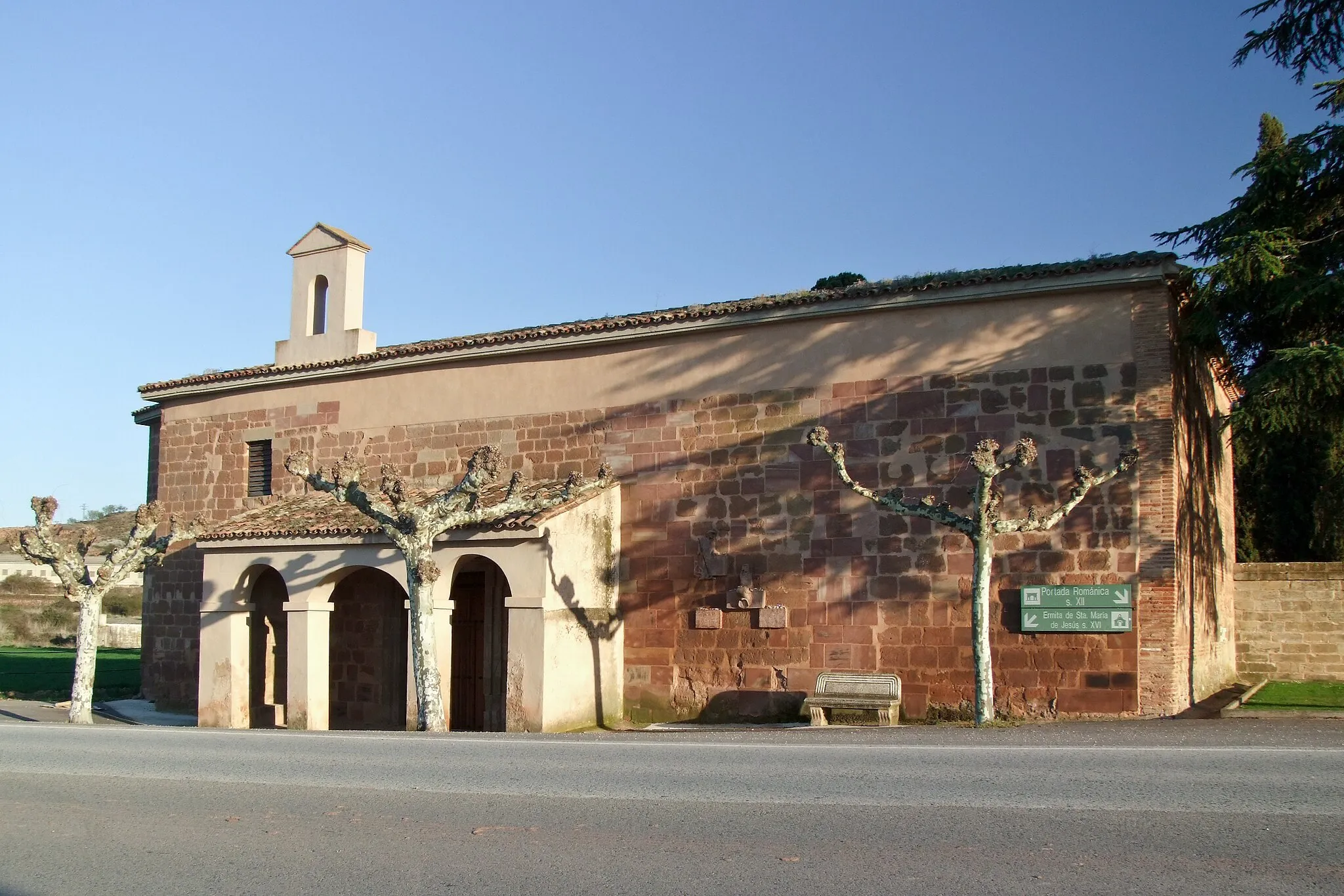 Photo showing: Portada del cementerio hecha con los restos del hospital de San Juan de Acre en la localidad de Navarrete, La Rioja - España