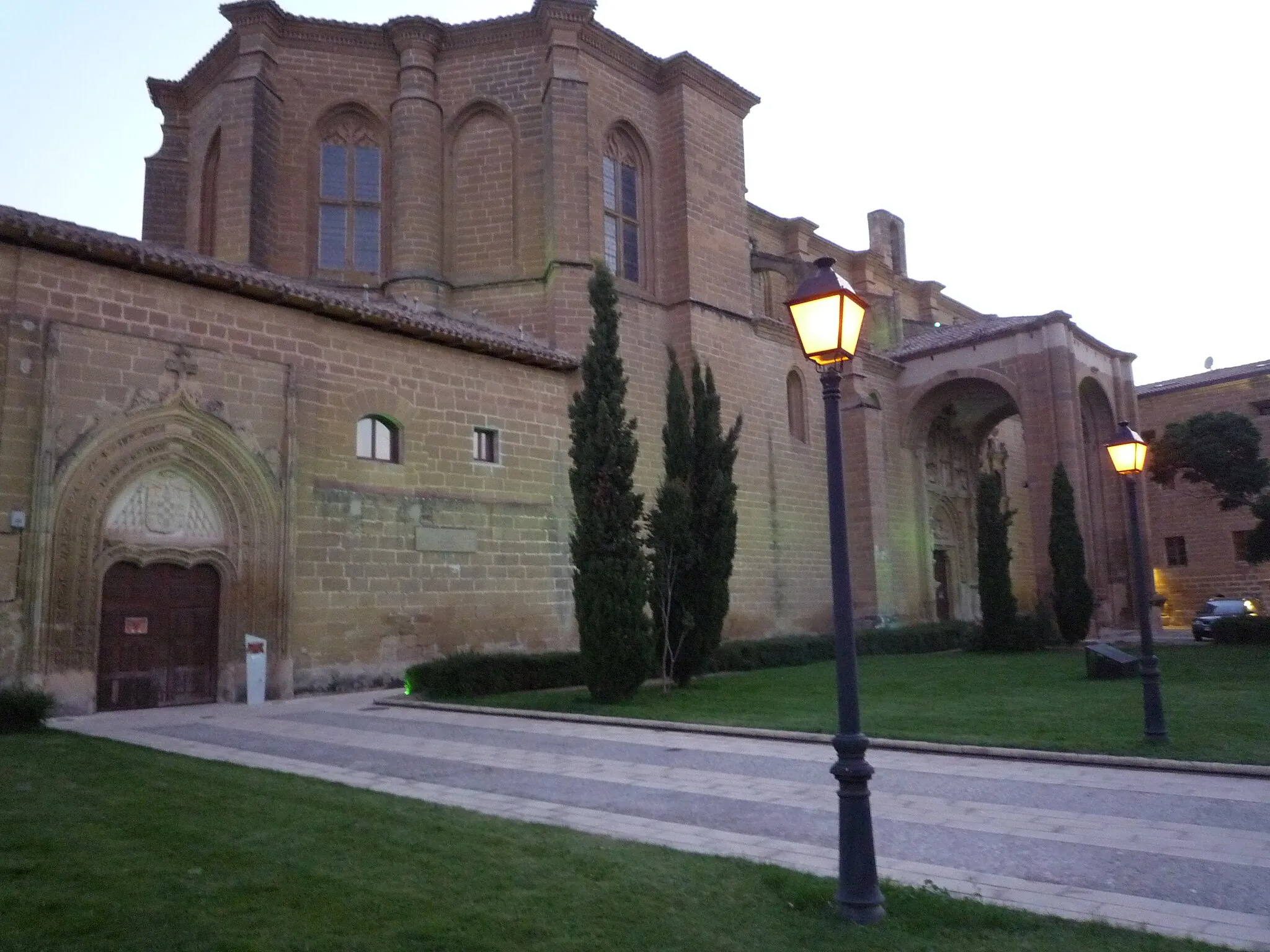 Photo showing: El Monasterio de Nuestra Señora de la Piedad, más conocido simplemente como Monasterio de La Piedad, en Casalarreina, La Rioja (España), es un cenobio de monjas Dominicas Contemplativas construido a principios del siglo XVI en los estilos gótico isabelino y renacentista plateresco. Es el único monasterio de España inaugurado por un papa.