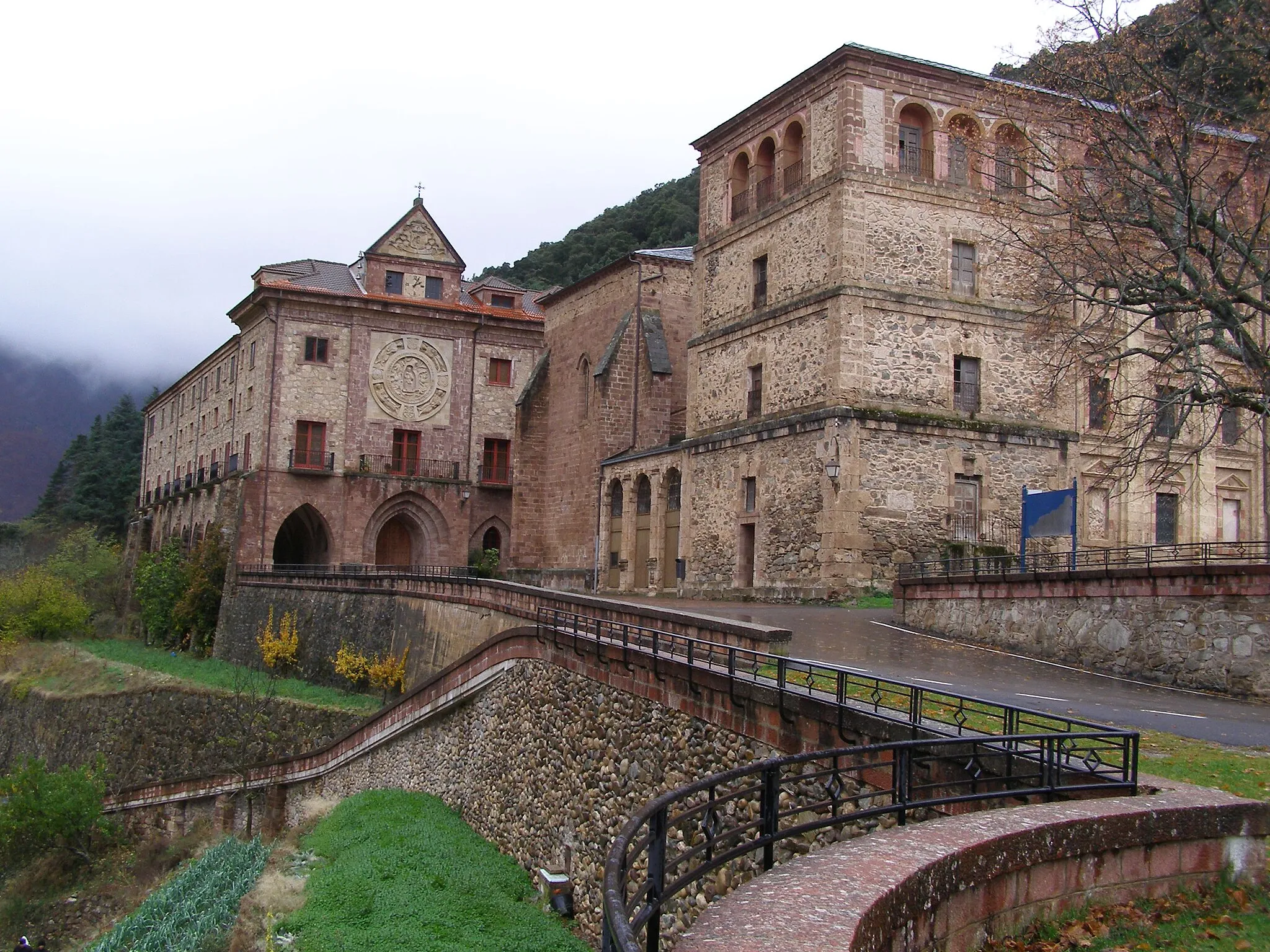 Photo showing: En primer plano edificio de hospedería, luego iglesia y al final casa monástica. Foto tomada en temporada de primavera, desde el lado este del conjunto monasterial.