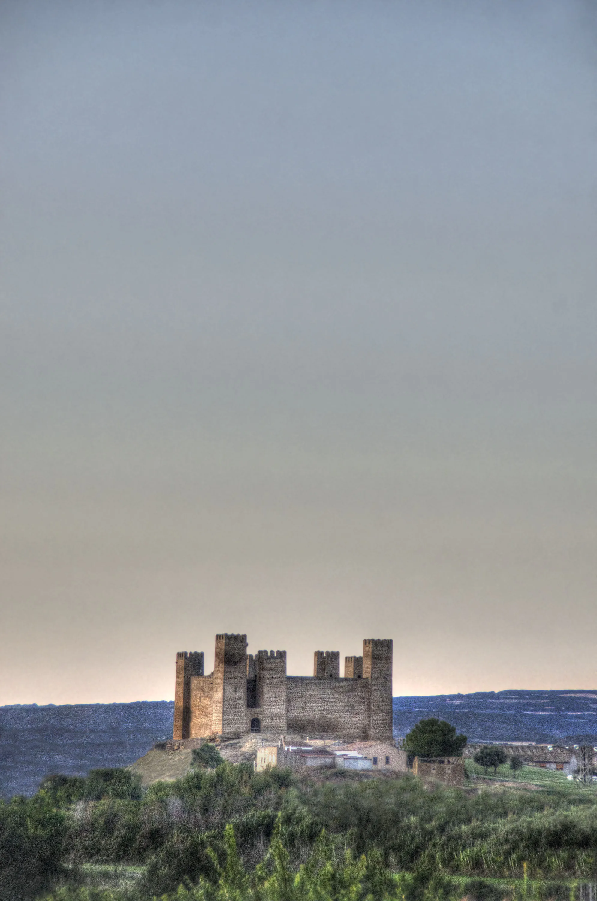 Photo showing: El castillo de Sádaba o de Los Bañales domina la localidad de la que toma el nombre, en la provincia de Zaragoza. Se construyó a mediados del silgo XIII sobre otro anterior, edificado cuando se comenzó a repoblar la zona en la Reconquista.