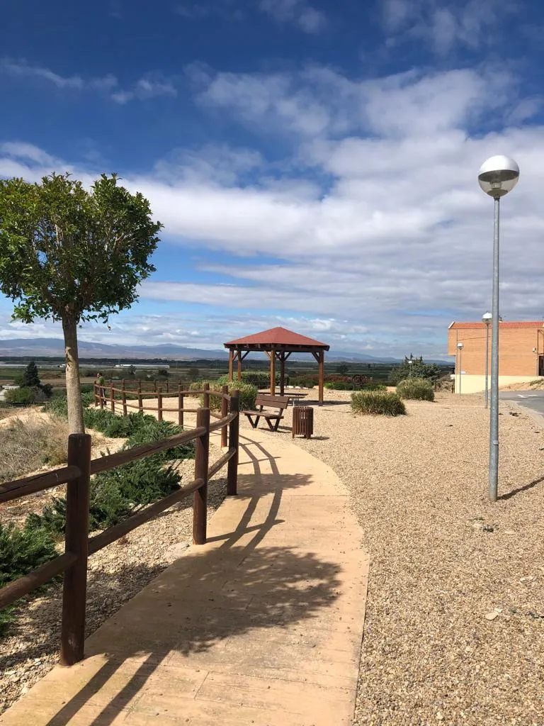 Photo showing: Cadreita, paseo junto a la escuela Infantil