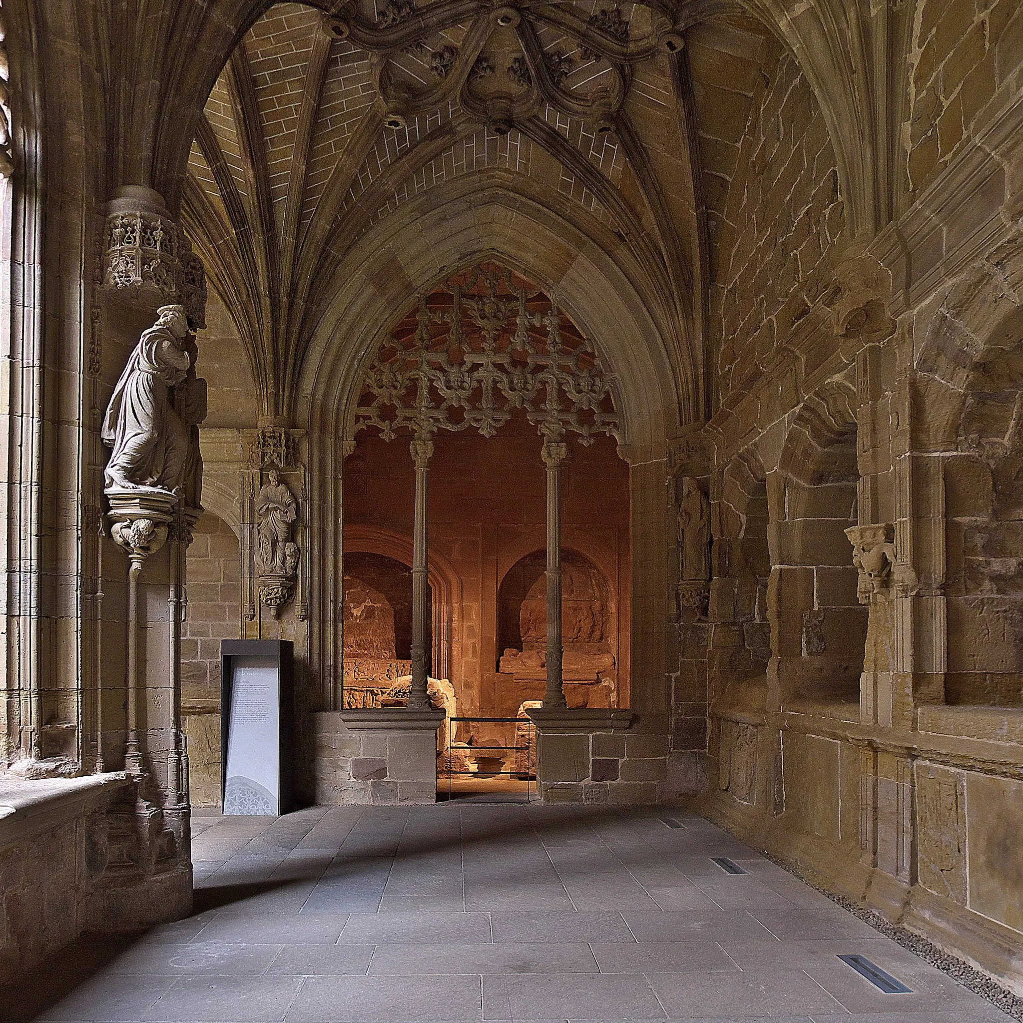 Photo showing: Galería occidental del claustro del Monasterio de Santa María la Real de Nájera. Capilla funeraria de doña Mencía López de Haro, reina consorte de Portugal.