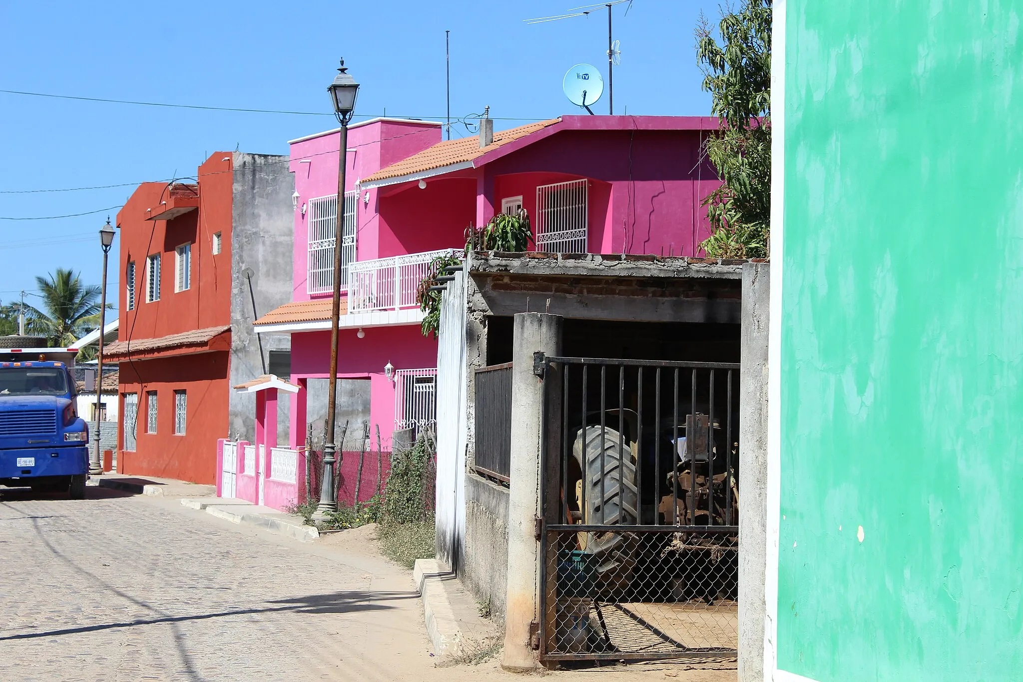 Photo showing: Colourful Malpica Street