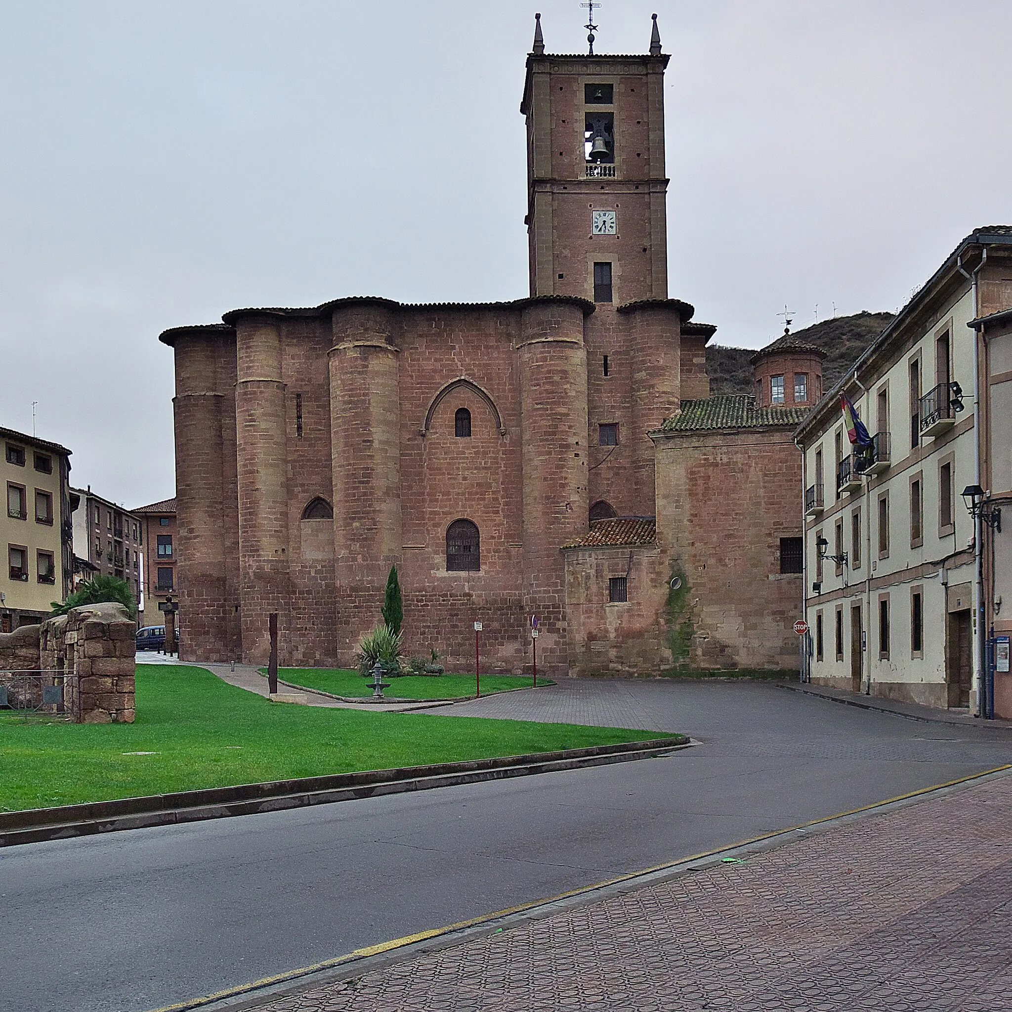 Photo showing: Plaza principal de la localidad con los edificios del Ayuntamiento y el Monasterio de Santa María la Real.