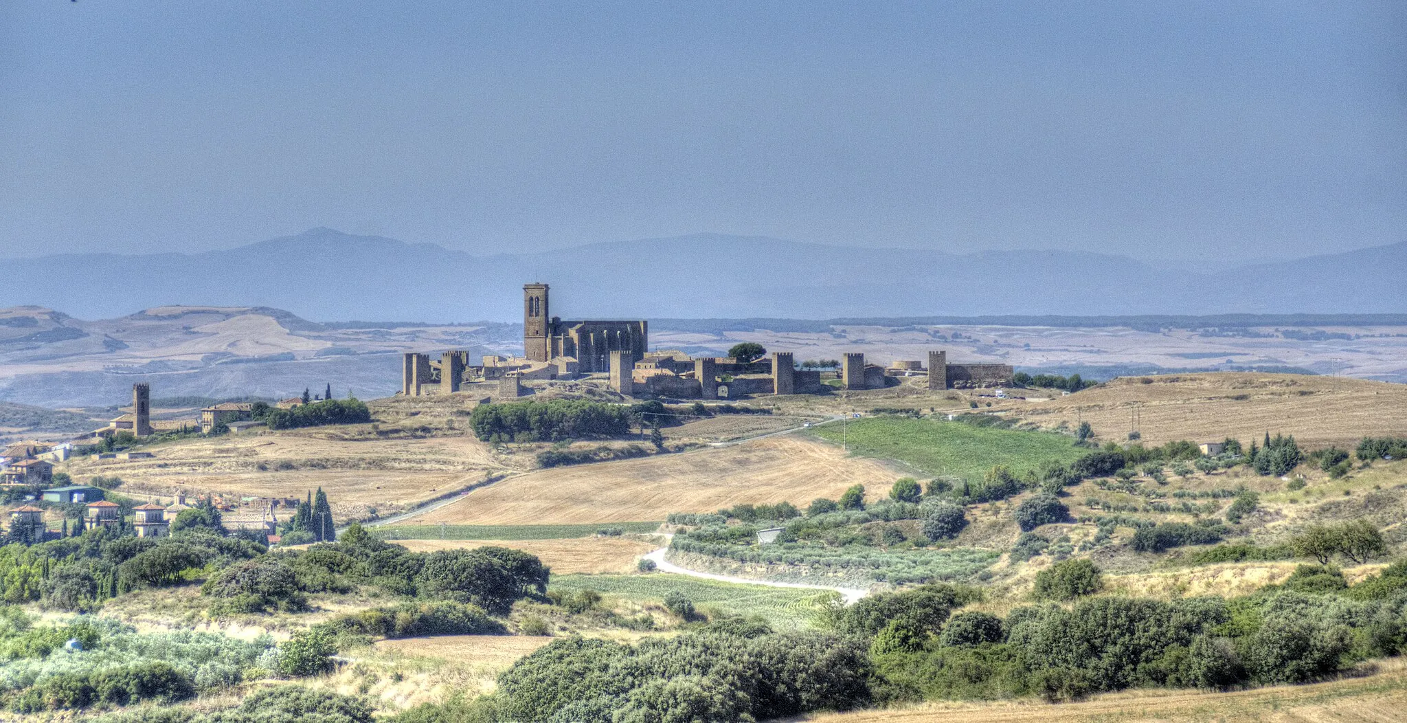 Photo showing: Población amurallada de origen medieval, ubicada en Navarra. El gran edificio central es la iglesia-fortaleza gótica de San Saturnino.