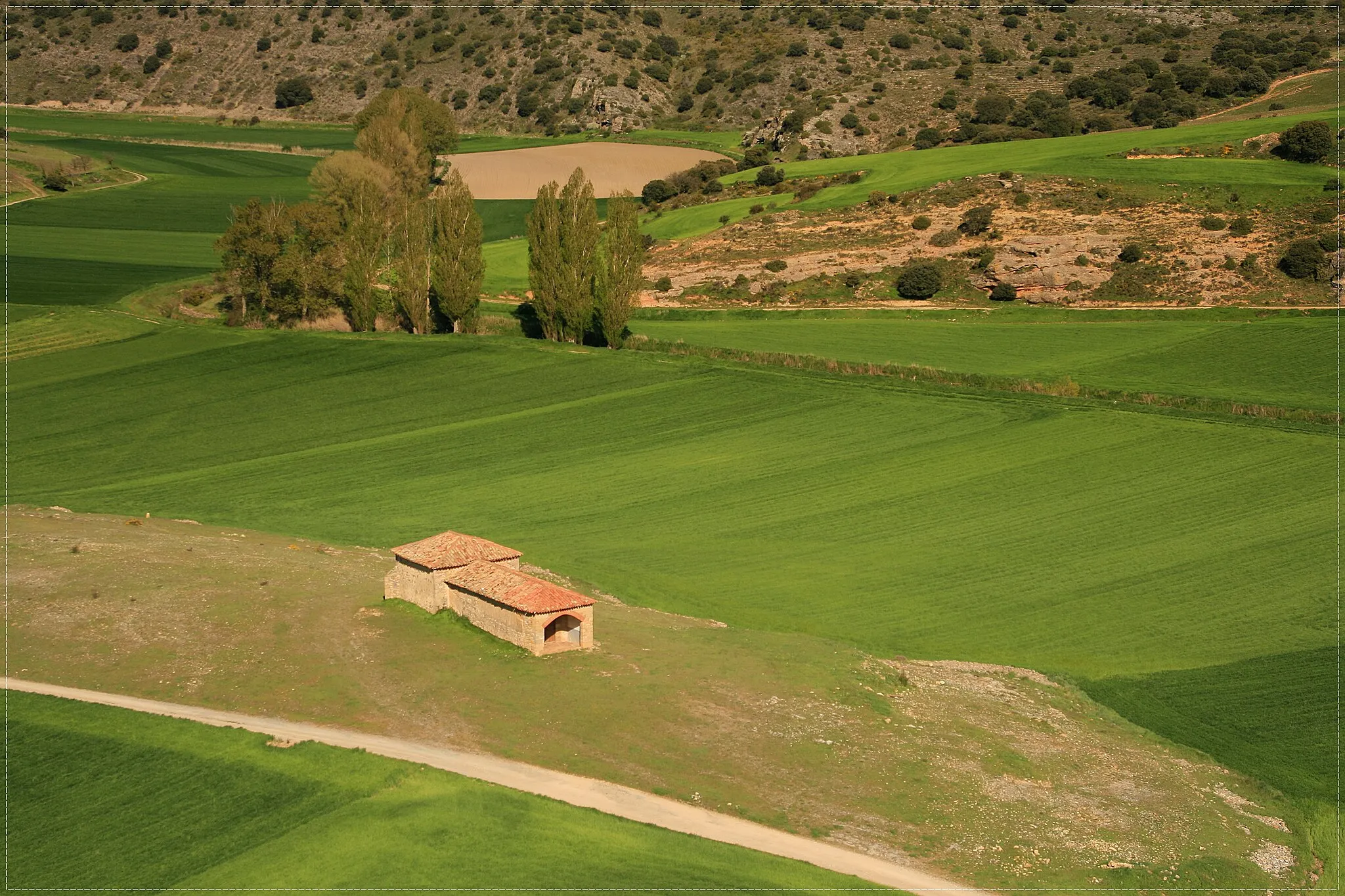 Photo showing: Ermita de la Virgen de la Sopeña, la cual debe su nombre a su ubicación debajo de las piedras del castillo.