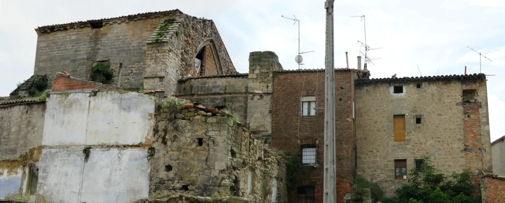 Photo showing: Vista desde la calle oroncillo de la iglesia de San Juan de Miranda de Ebro.