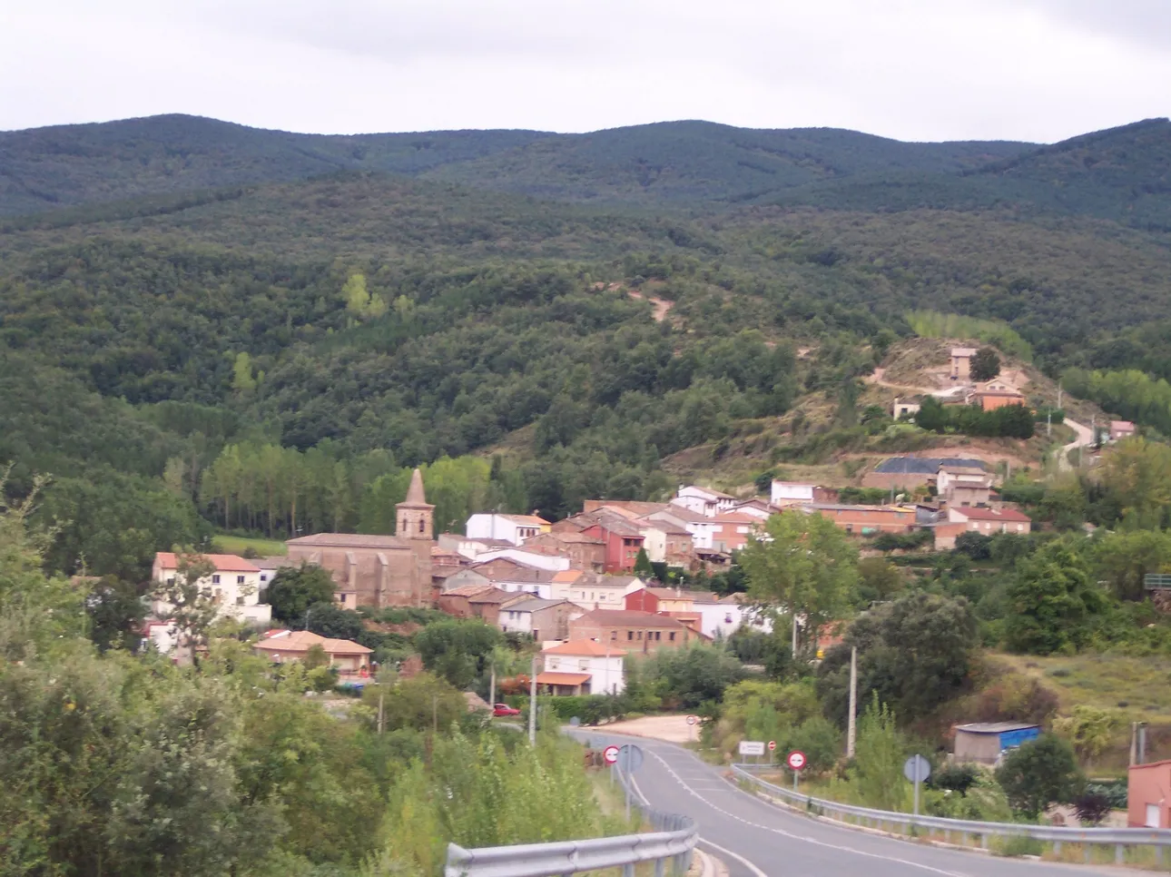 Photo showing: Imagen general del pueblo desde la carretera de Hornos.