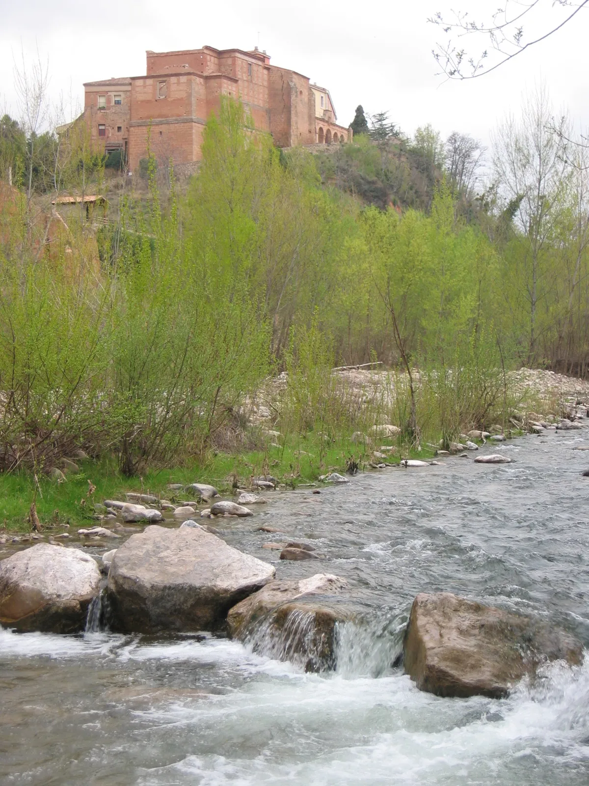 Photo showing: Situation of the Monasterio de Nuestra Señora de Vico on top of the mountain near the River Cidacos. Municipality of Arnedo, La Rioja, Spain.