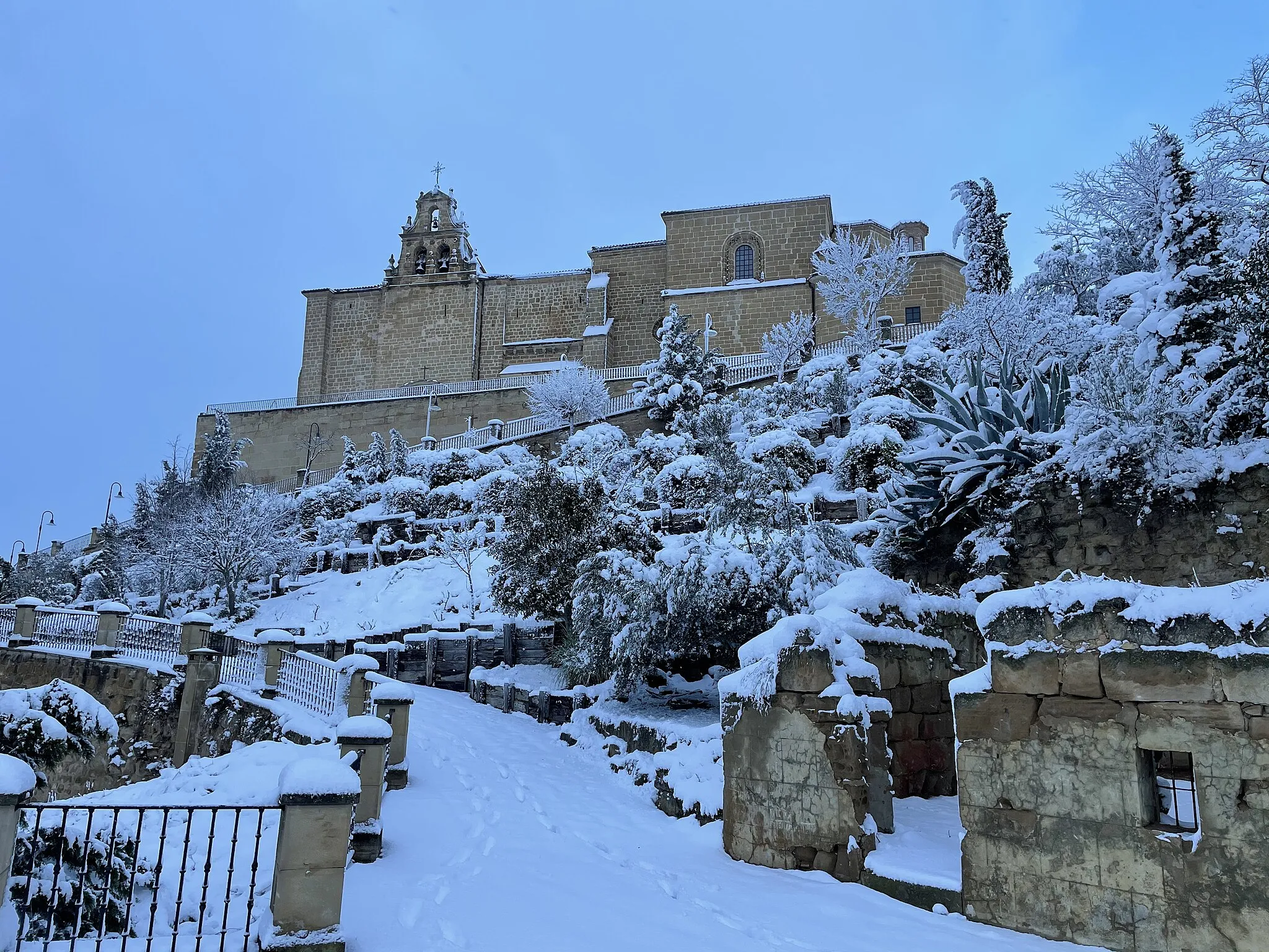 Photo showing: The 12th century hermitage of Santo Cristo, and surrounding gardens in Labastida, Álava, after snowfall 2 January 2021.