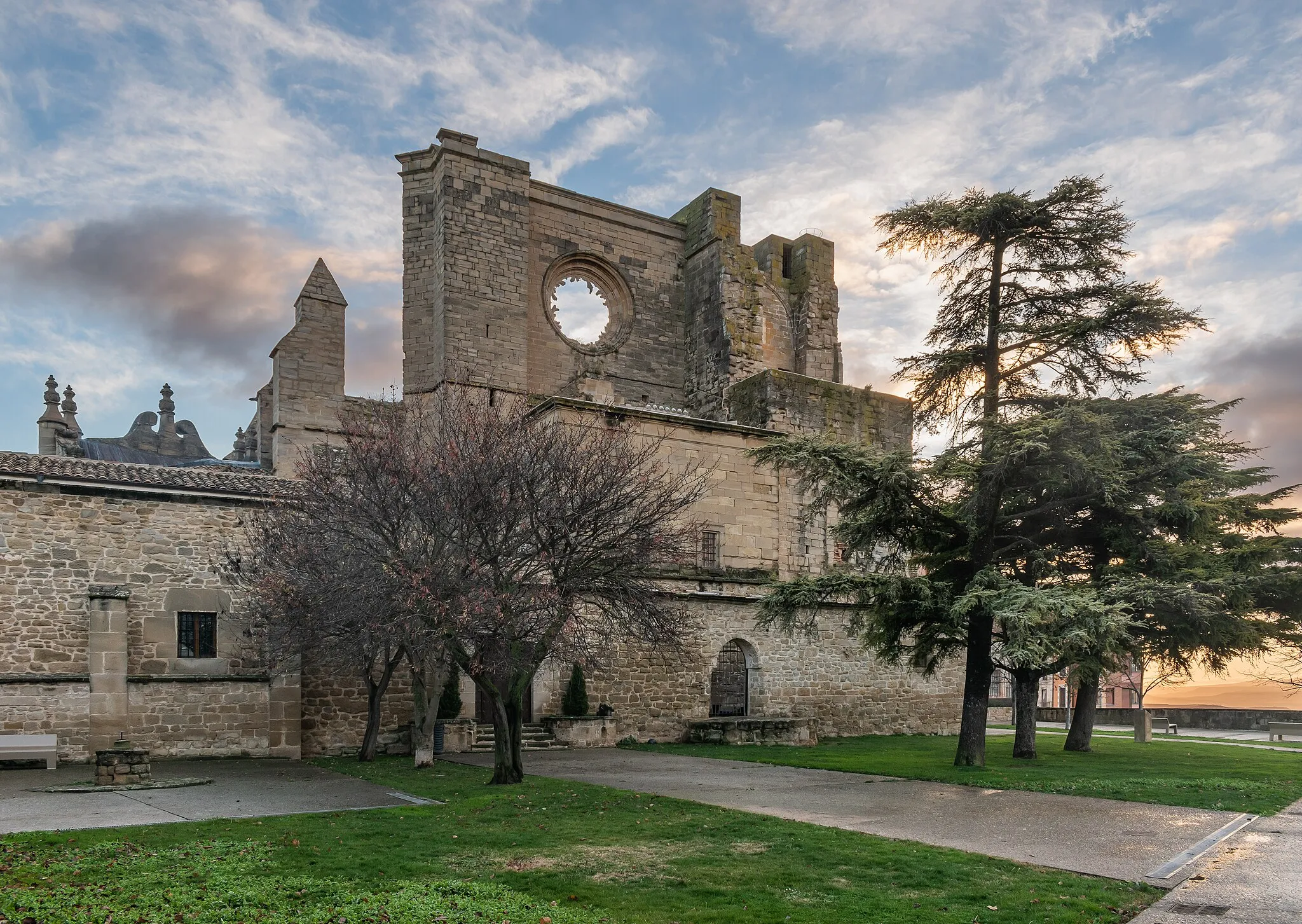 Photo showing: Ruins of the Saint Peter church in Viana, Navarre, Spain