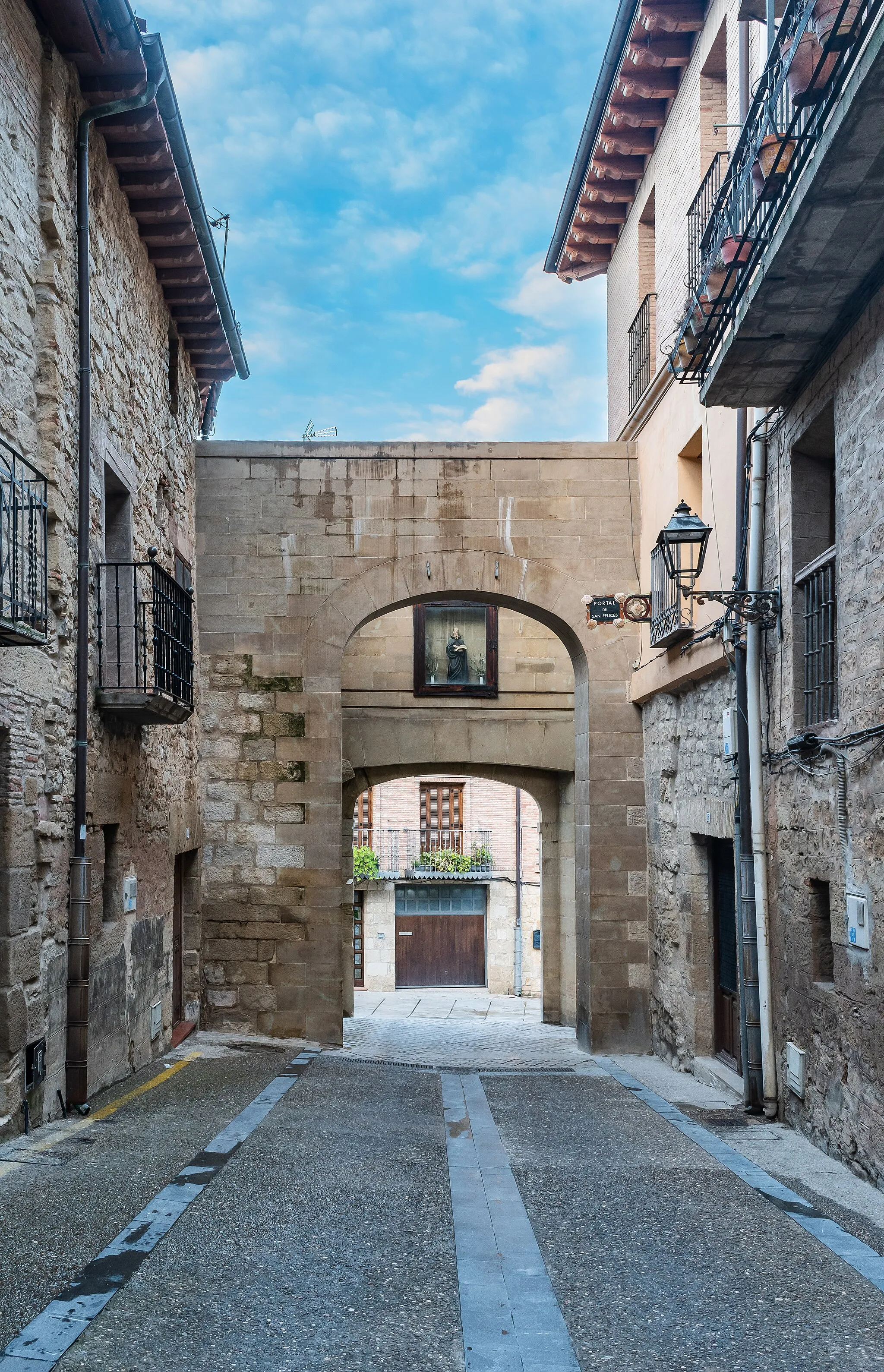 Photo showing: Portal de San Felices in Viana, Navarre, Spain