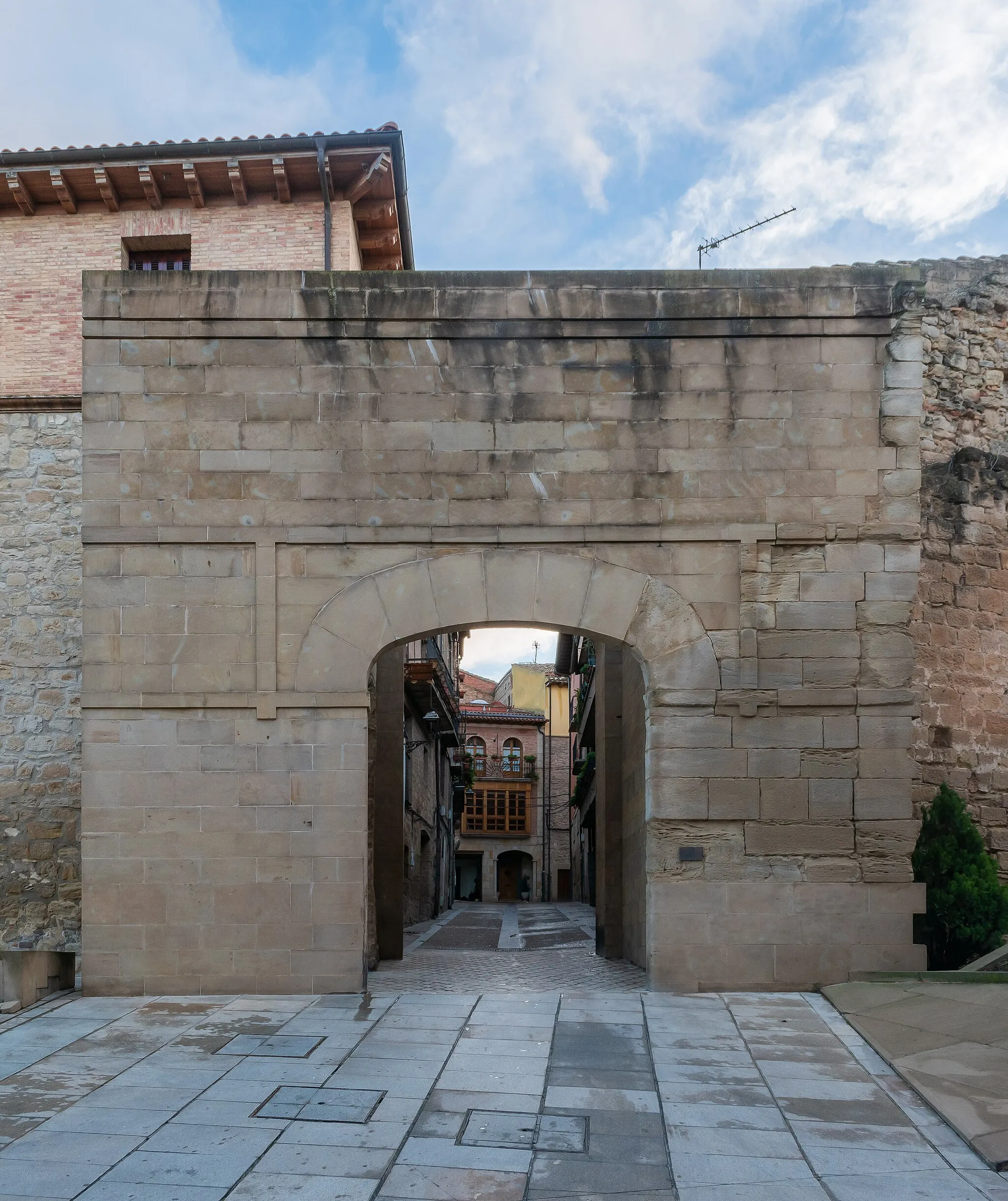 Photo showing: Portal de San Felices in Viana, Navarre, Spain